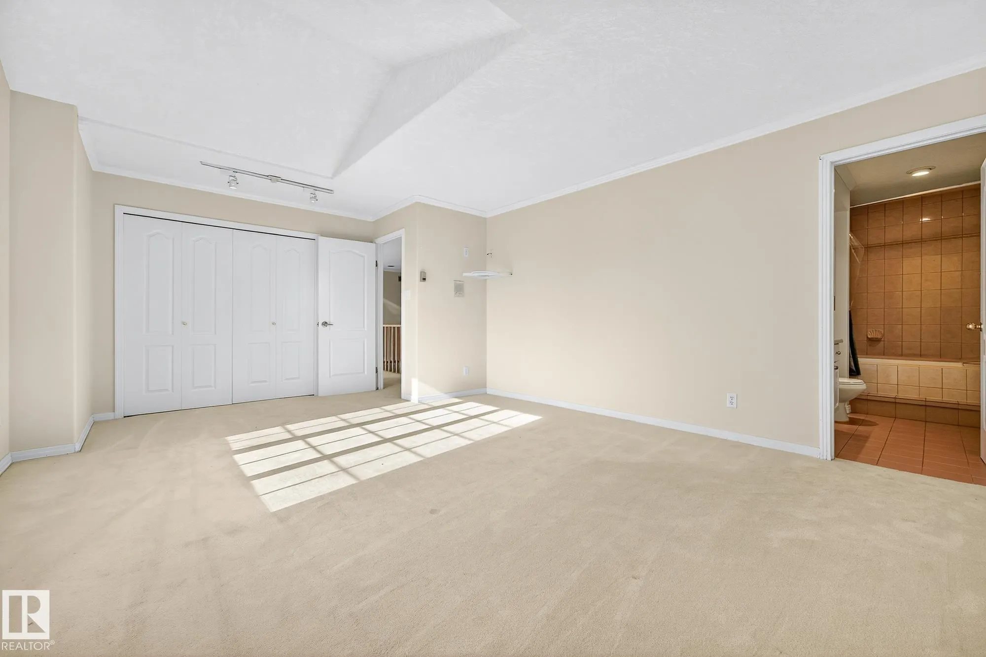 106 FARNELL Close