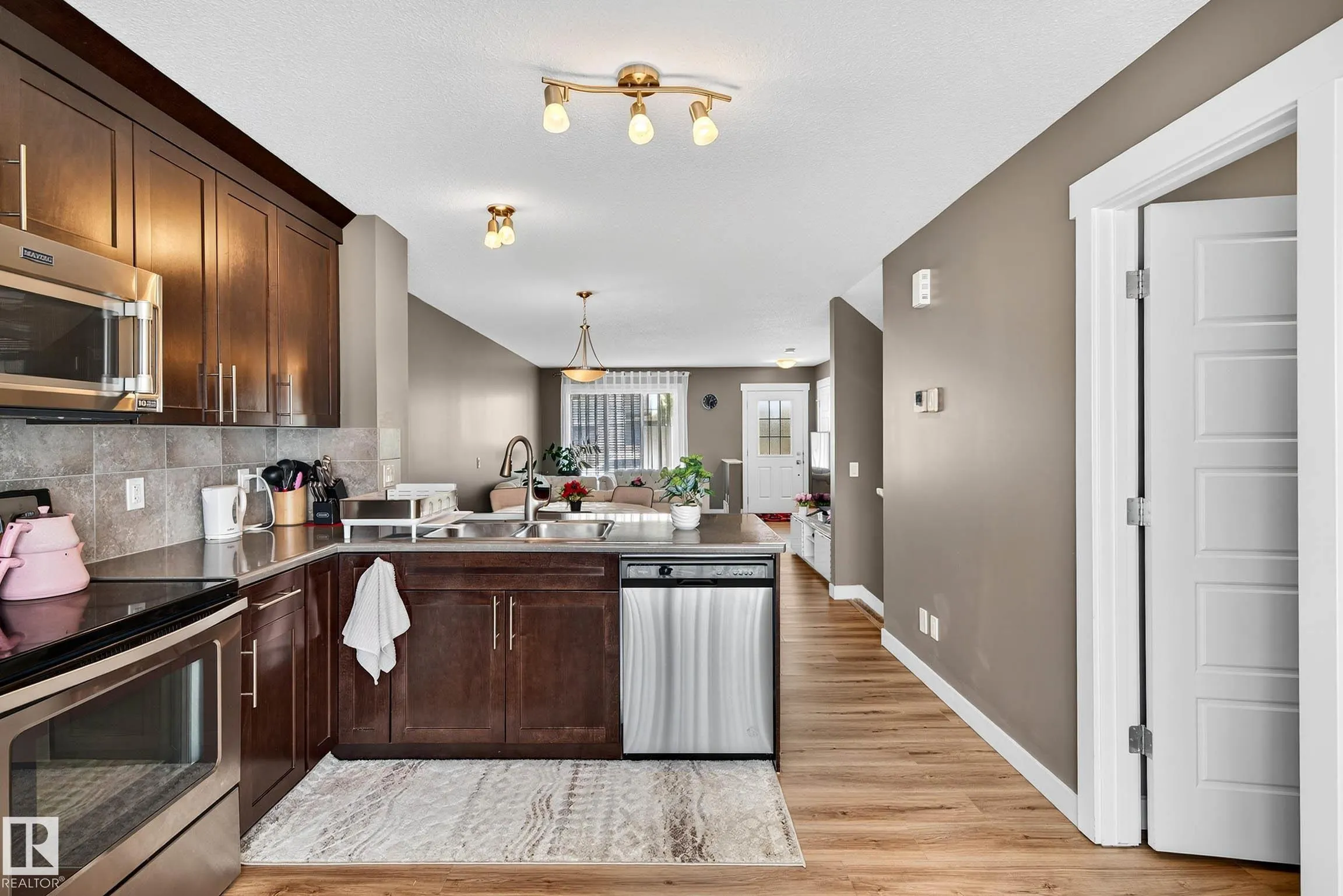 7327 EDGEMONT Way