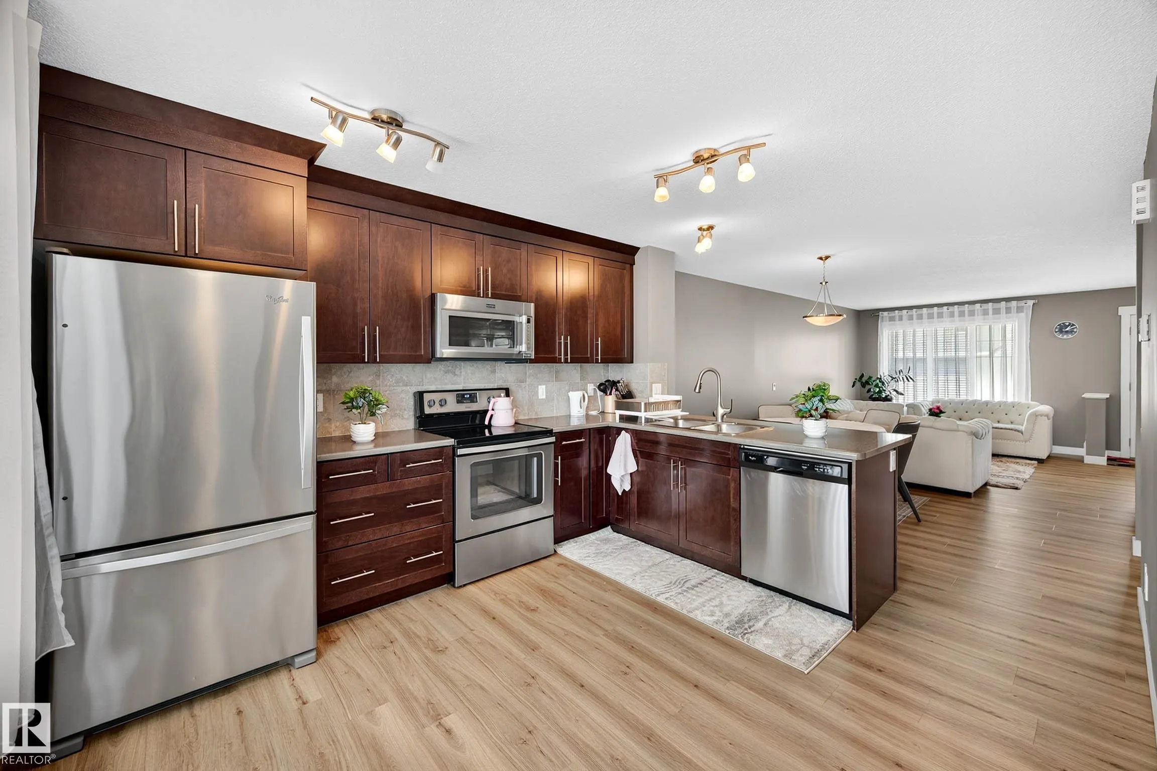 7327 EDGEMONT Way