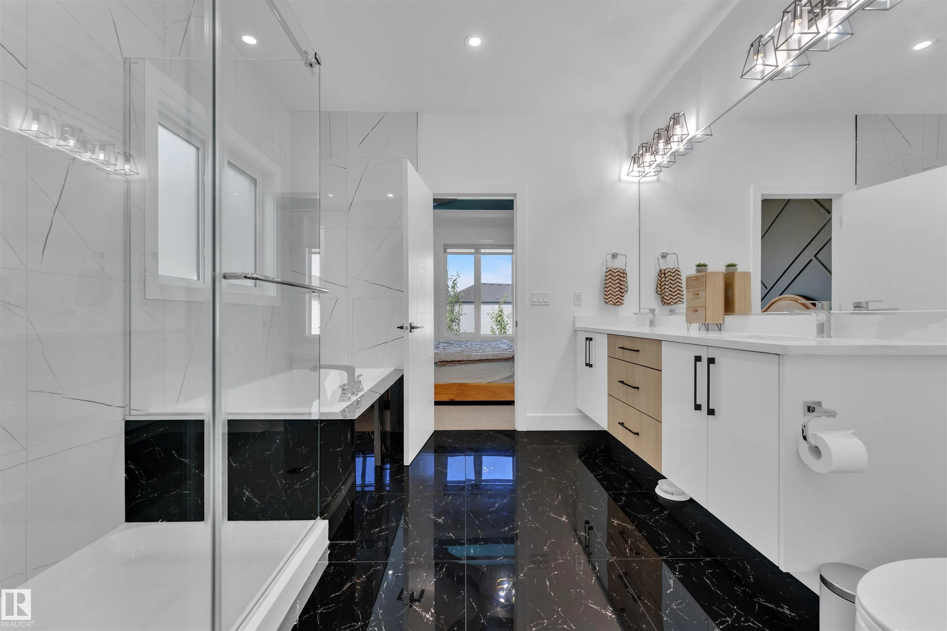 445 ROBERTS Crescent