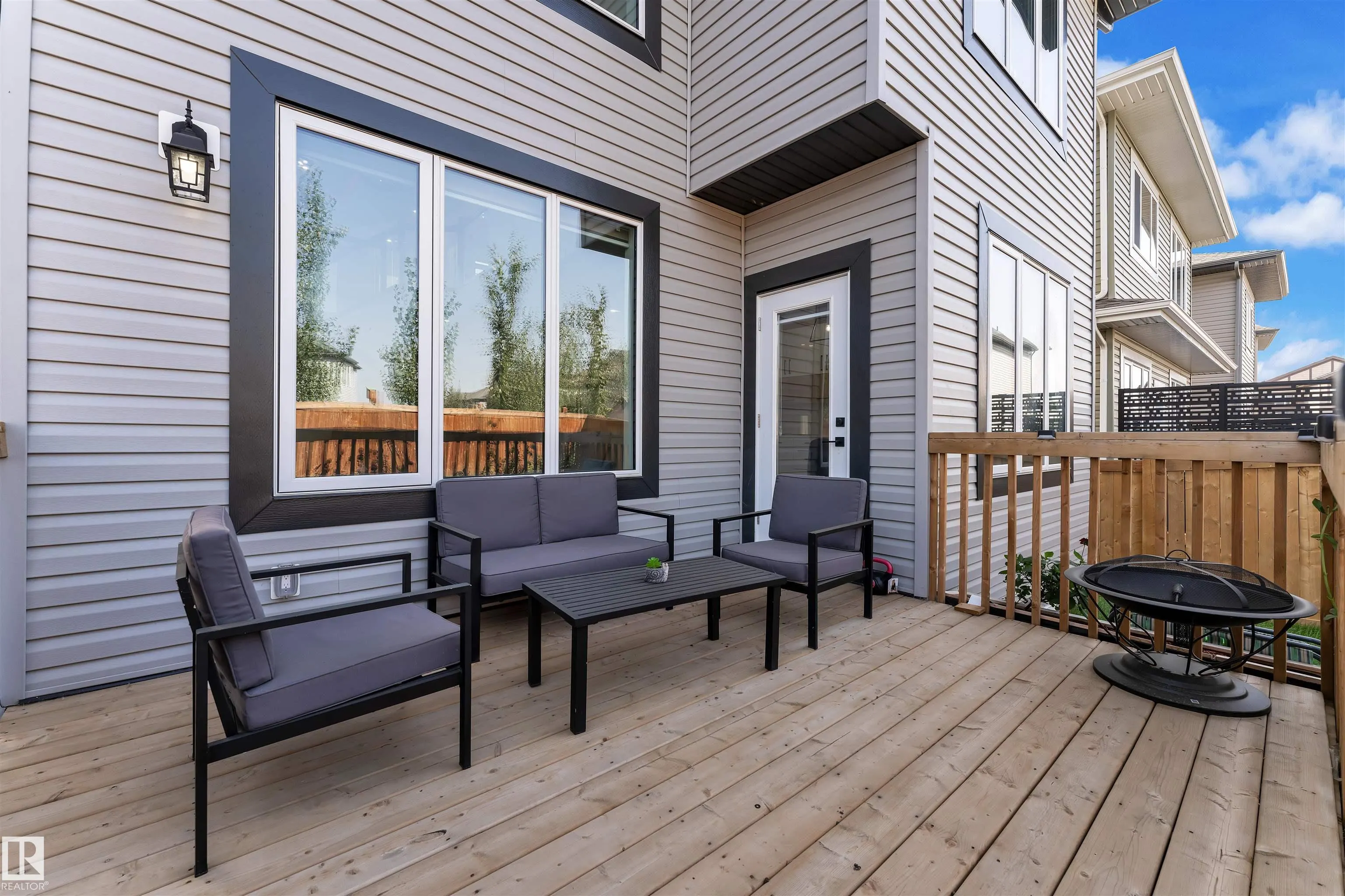 445 ROBERTS Crescent