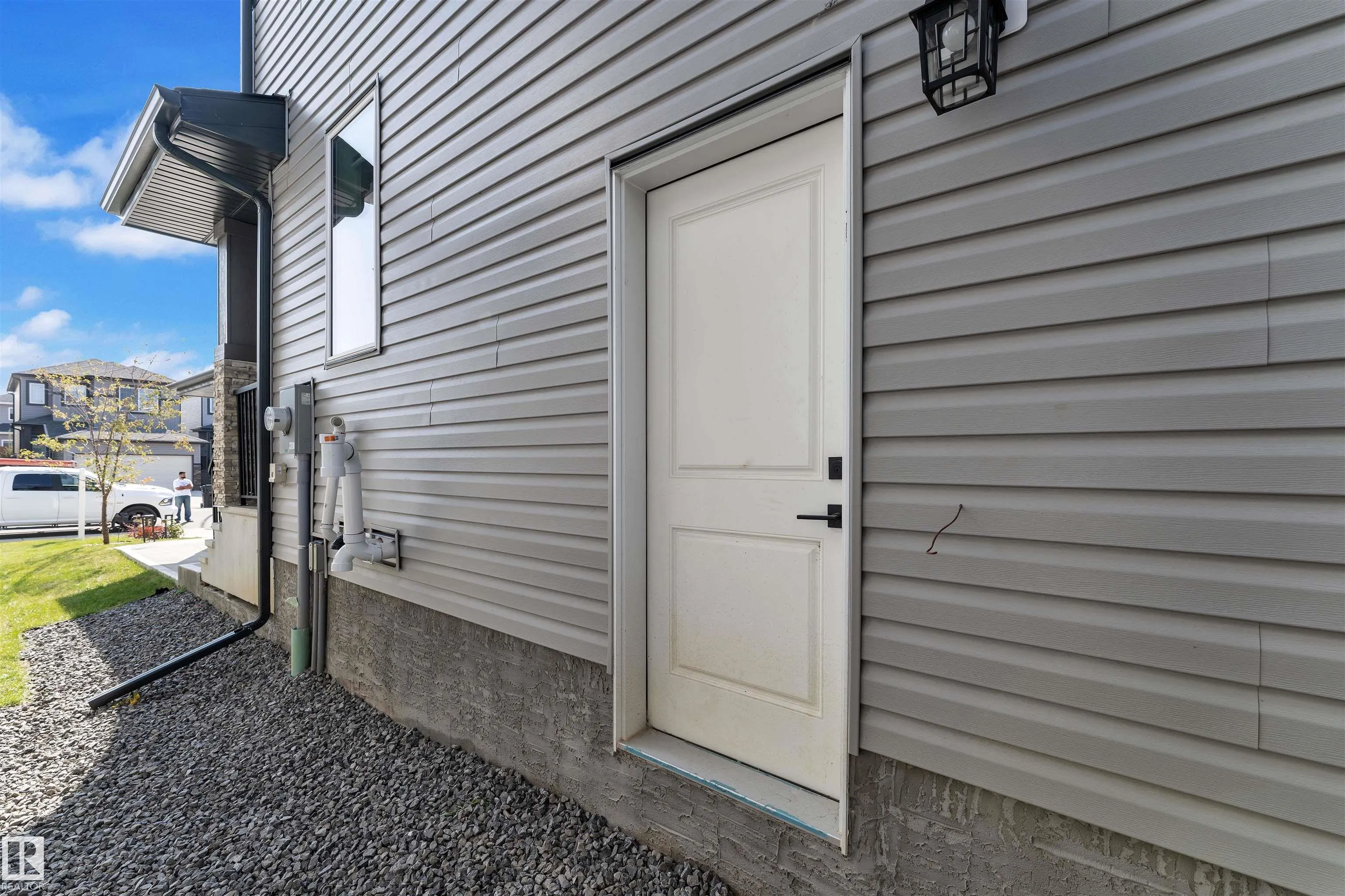 445 ROBERTS Crescent