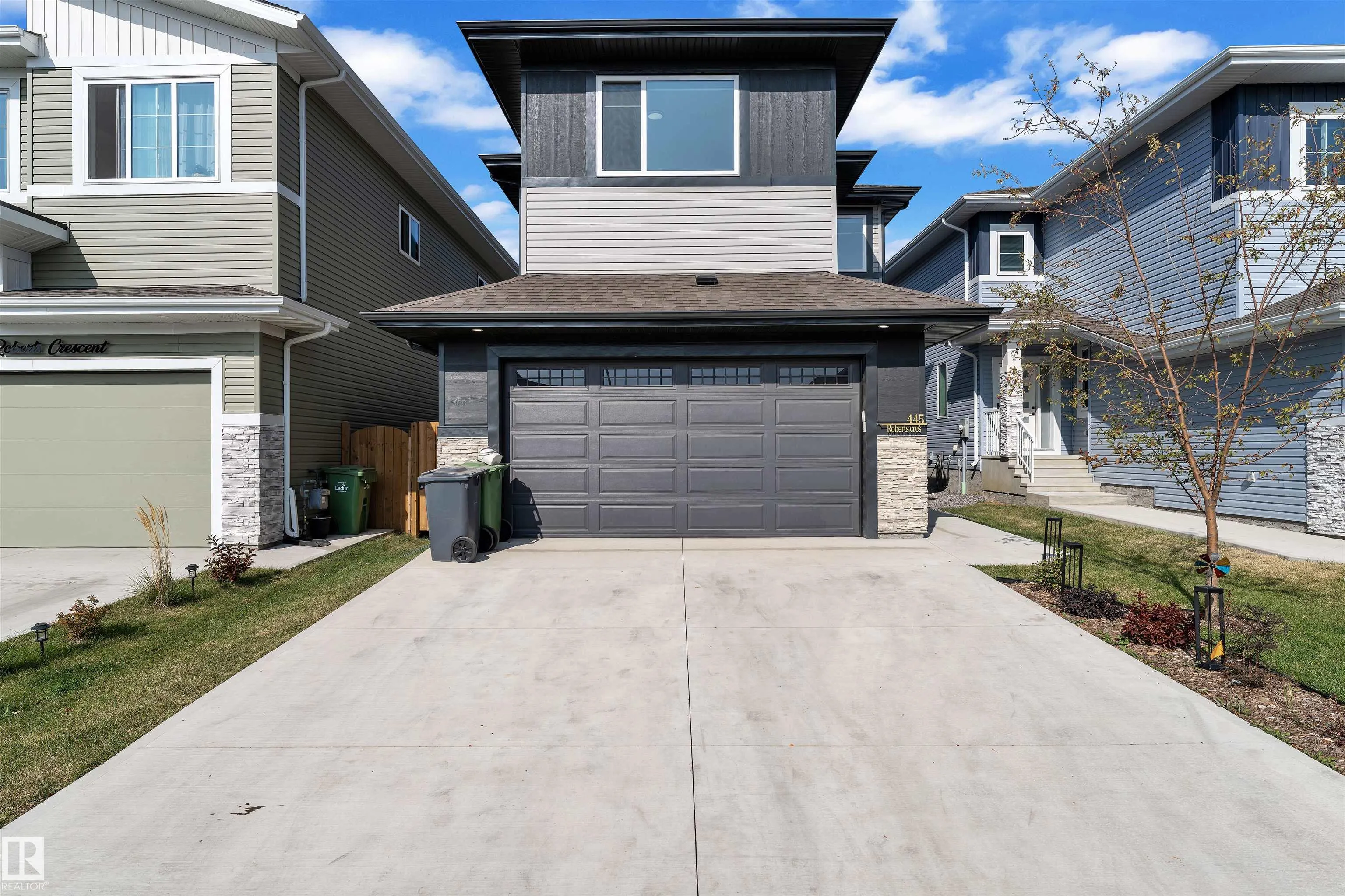 445 ROBERTS Crescent