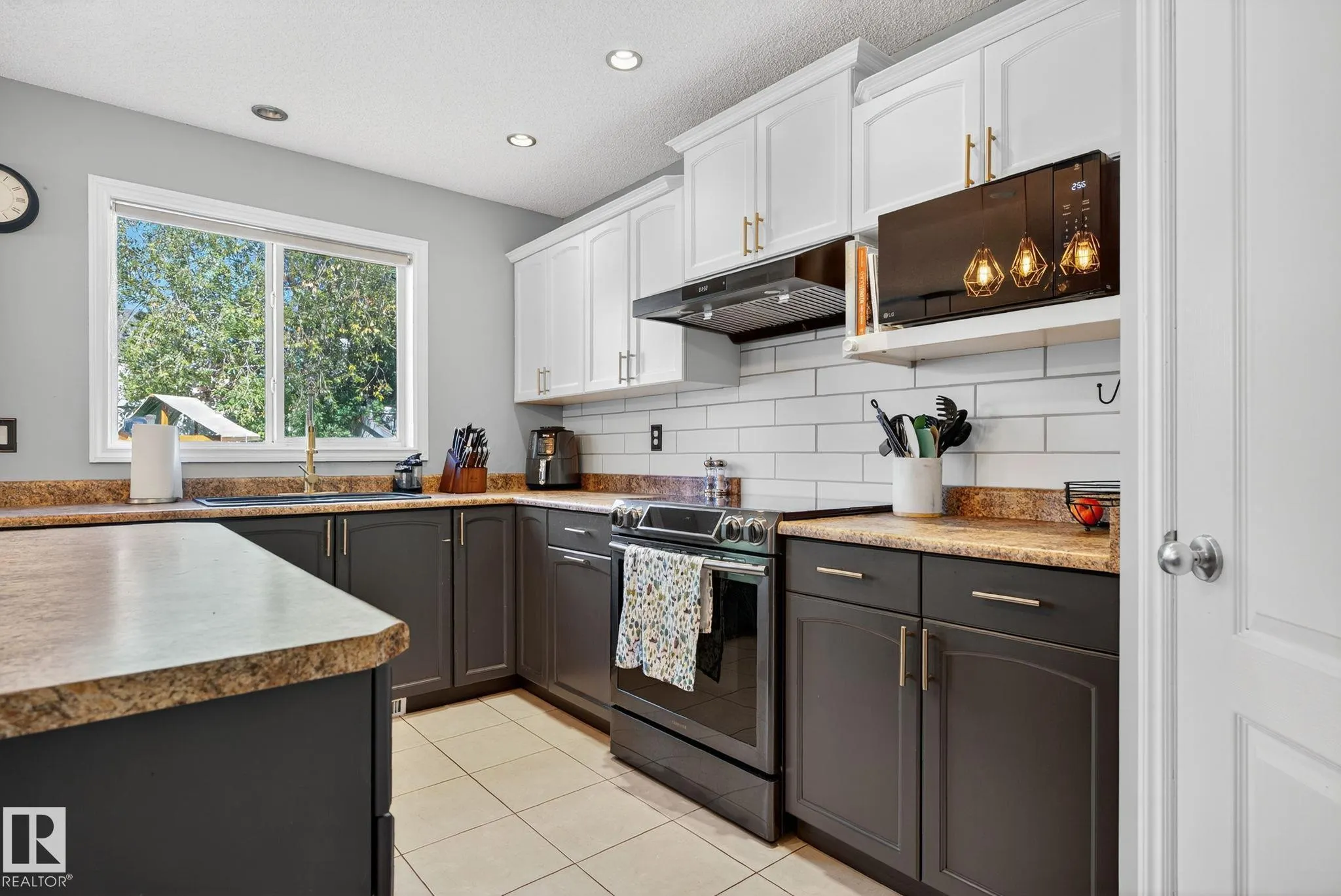 185 ERIN RIDGE Drive