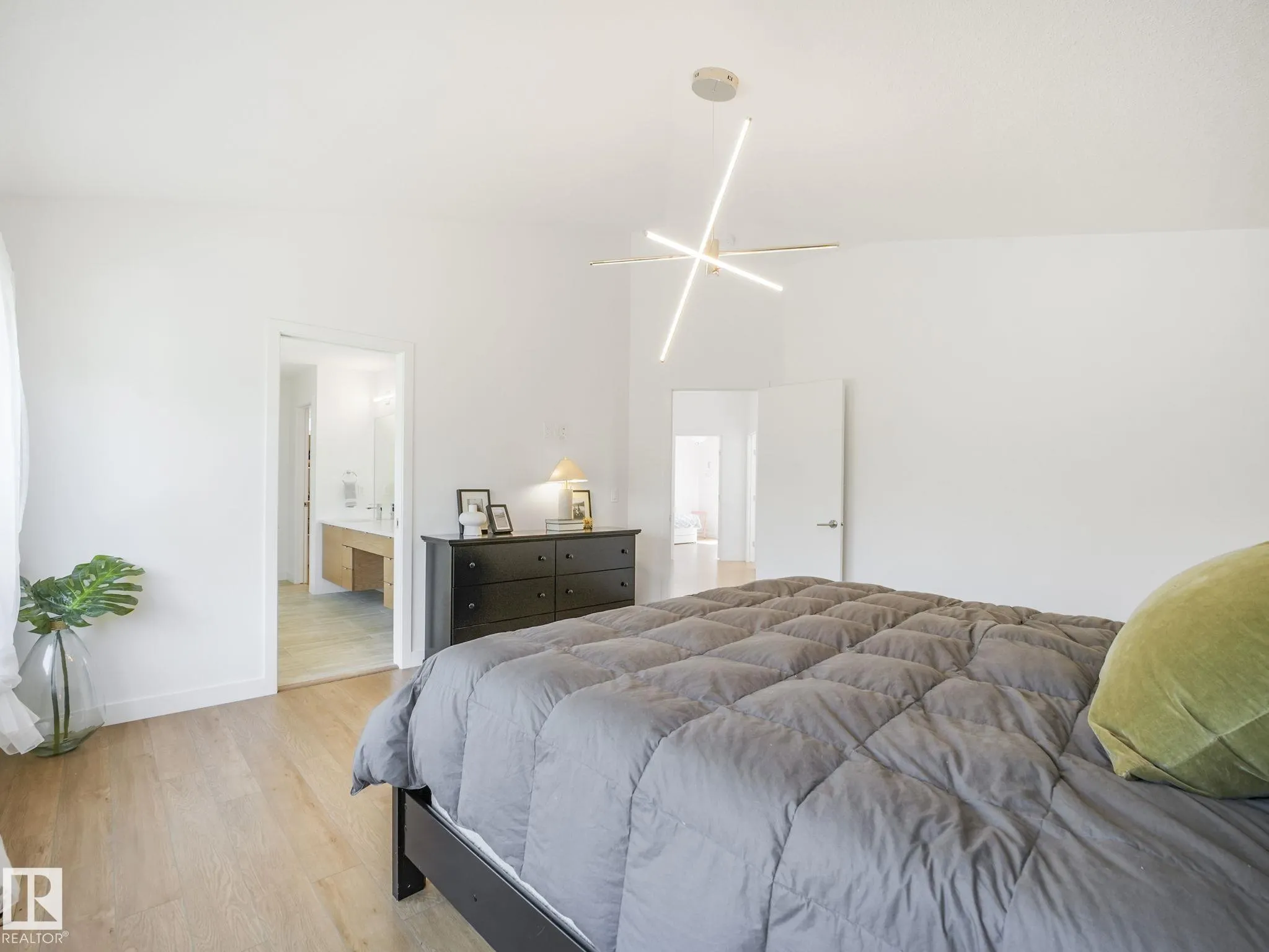 42 LADEROUTE Place