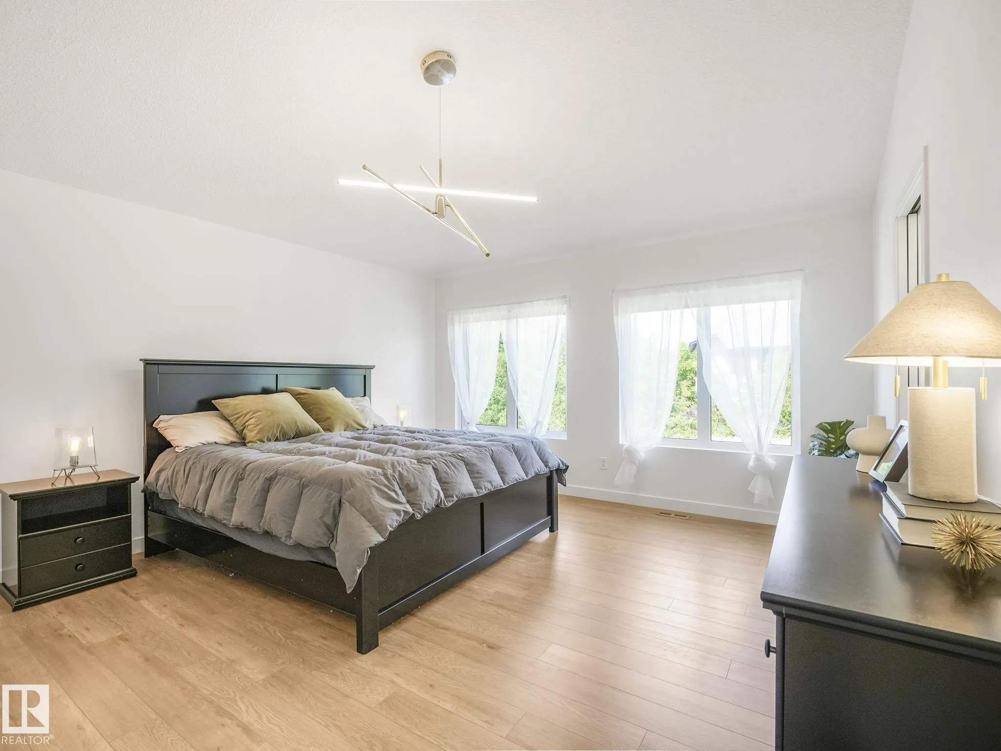 42 LADEROUTE Place