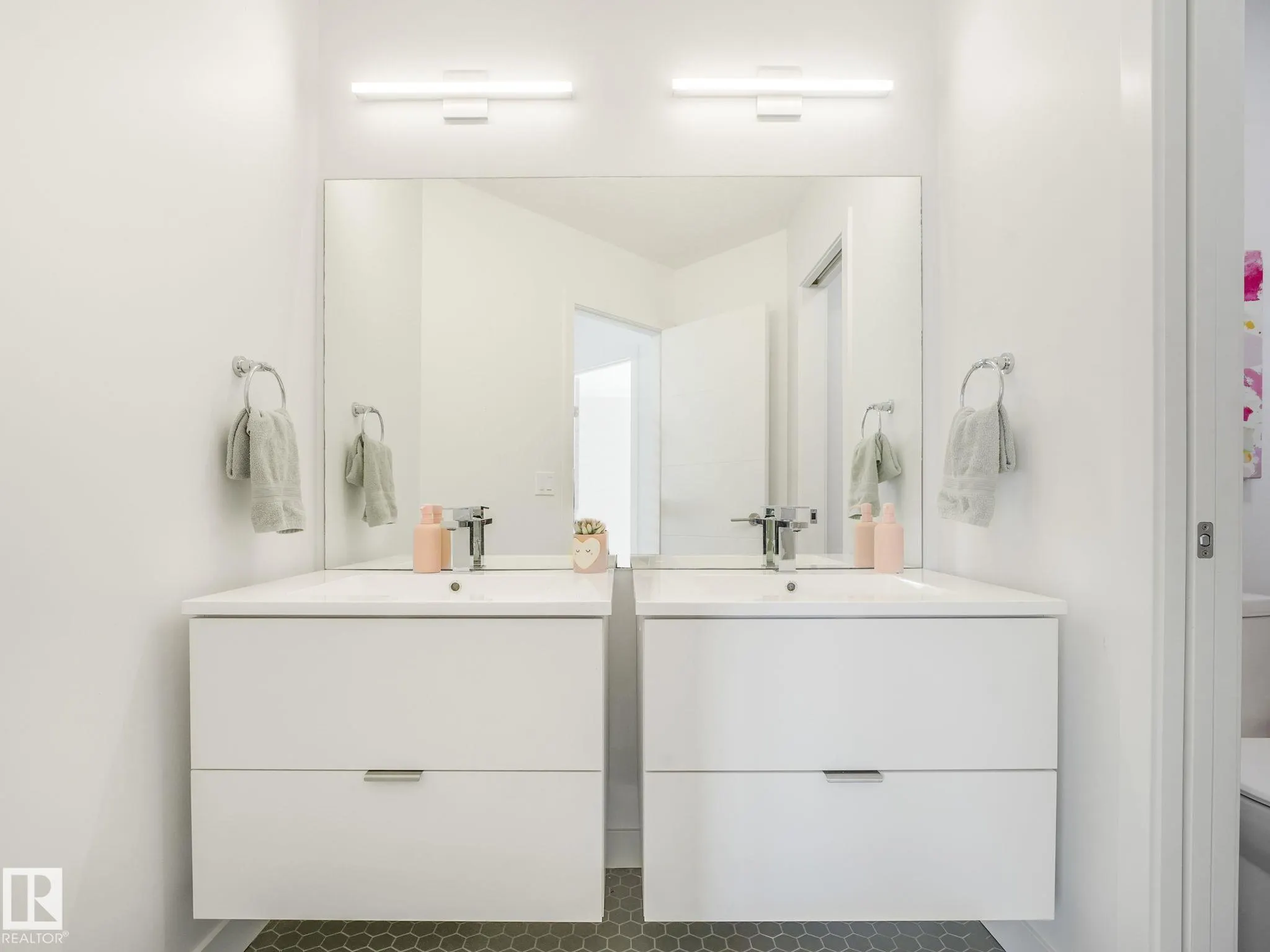 42 LADEROUTE Place