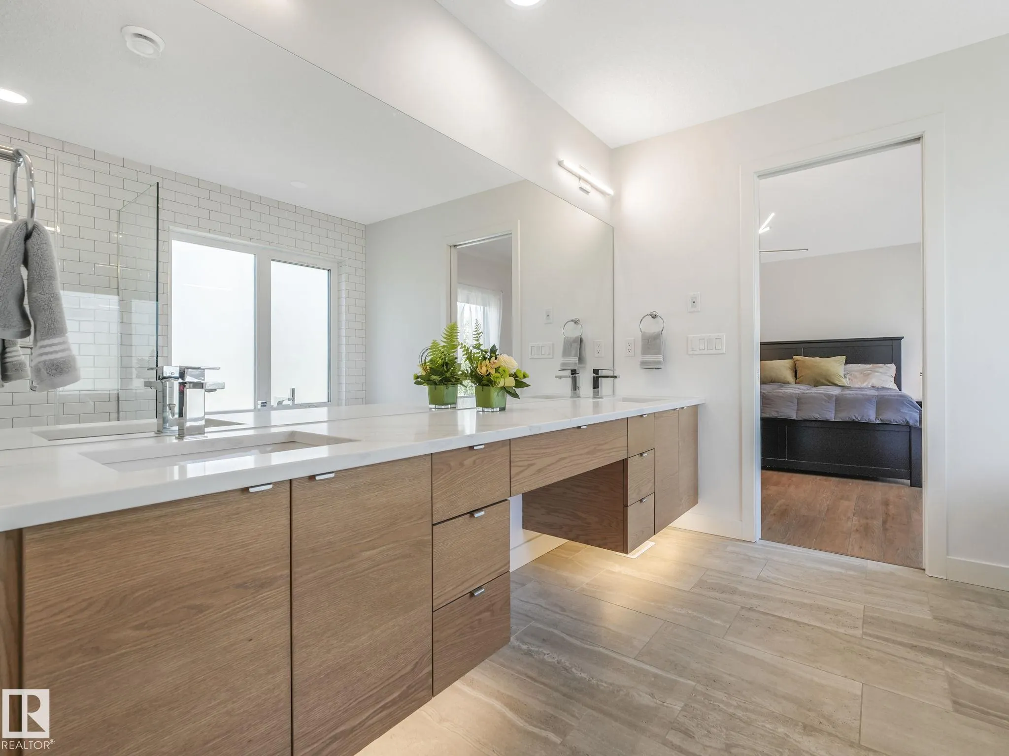 42 LADEROUTE Place