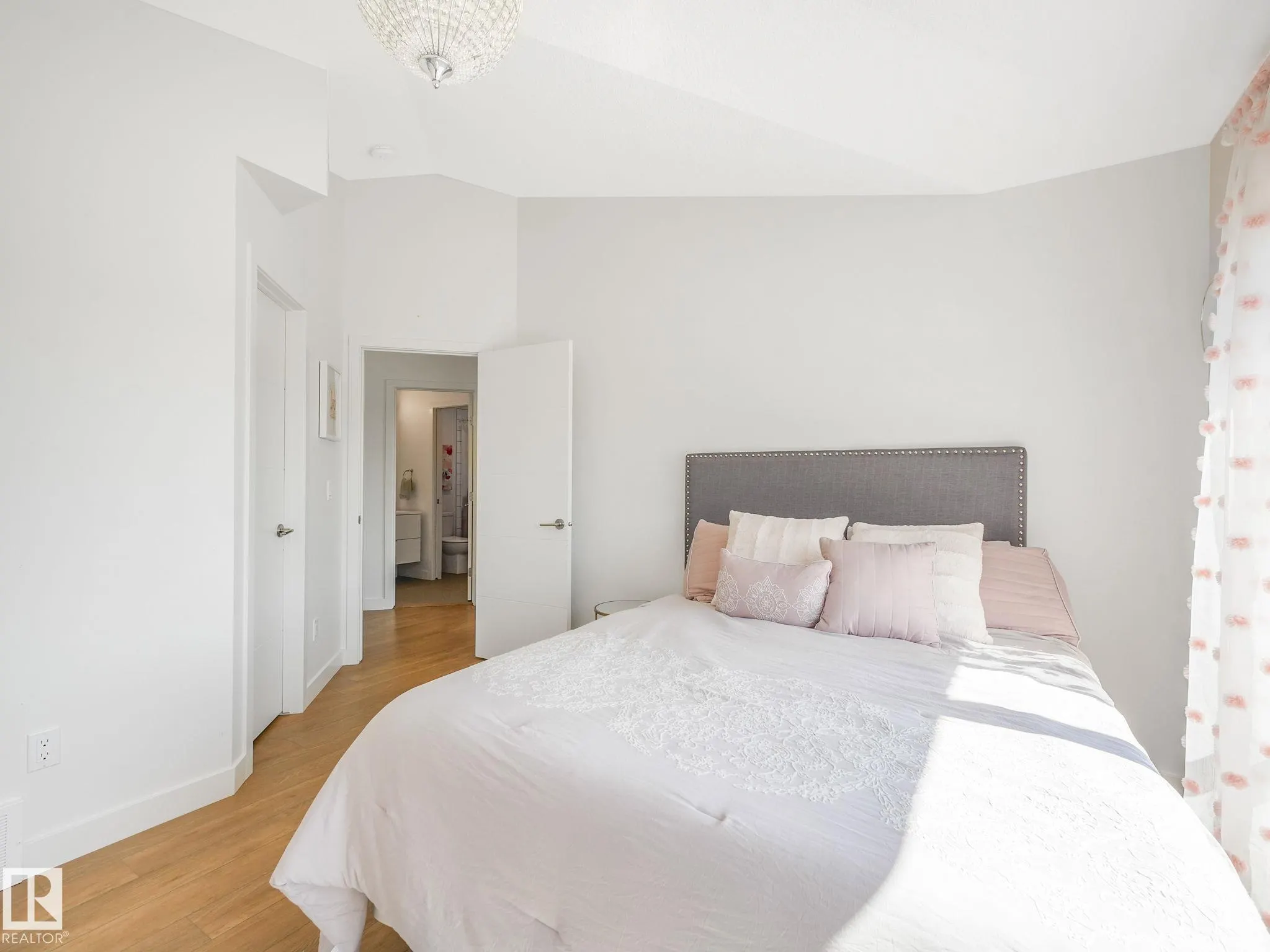 42 LADEROUTE Place