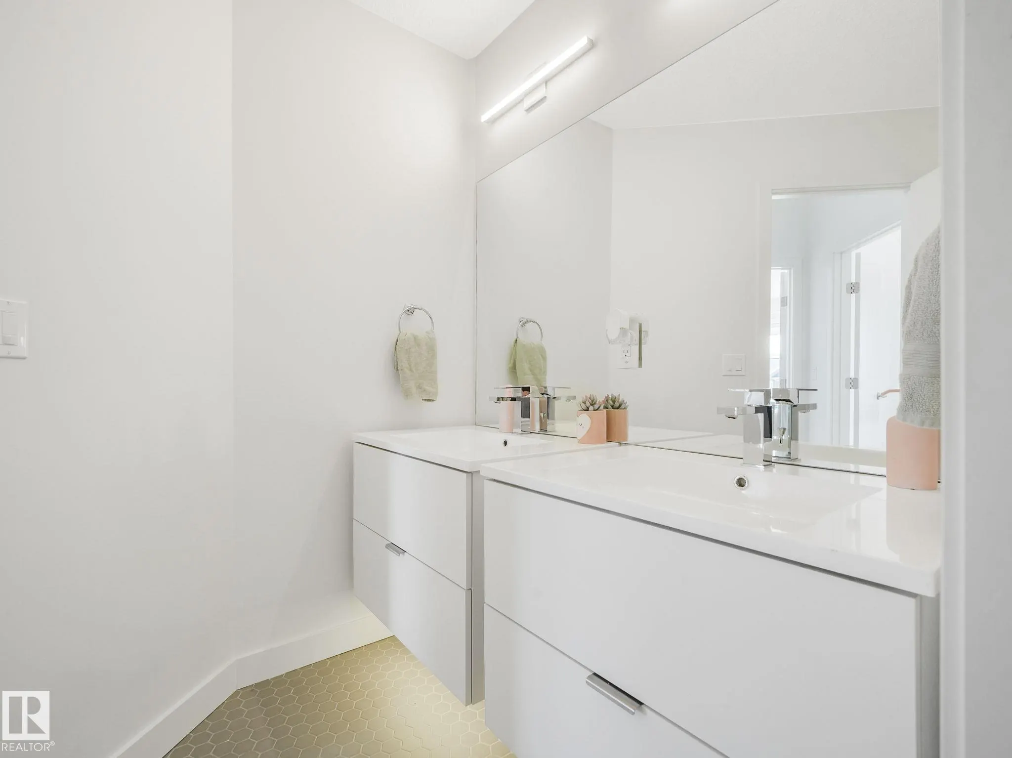 42 LADEROUTE Place