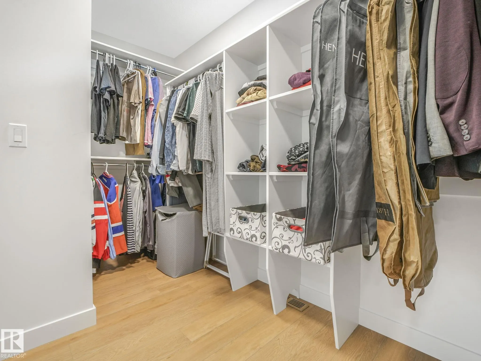 42 LADEROUTE Place