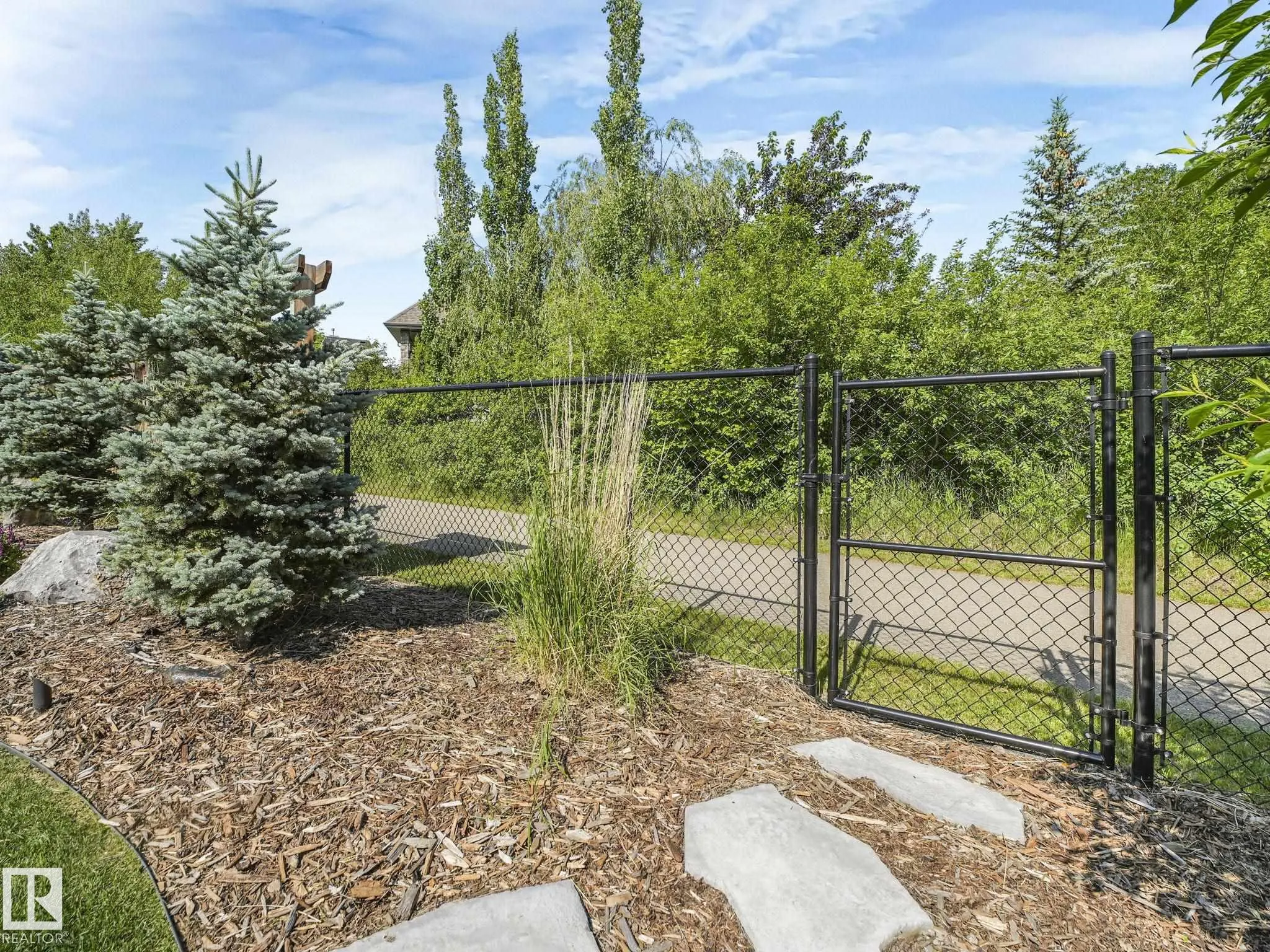 42 LADEROUTE Place