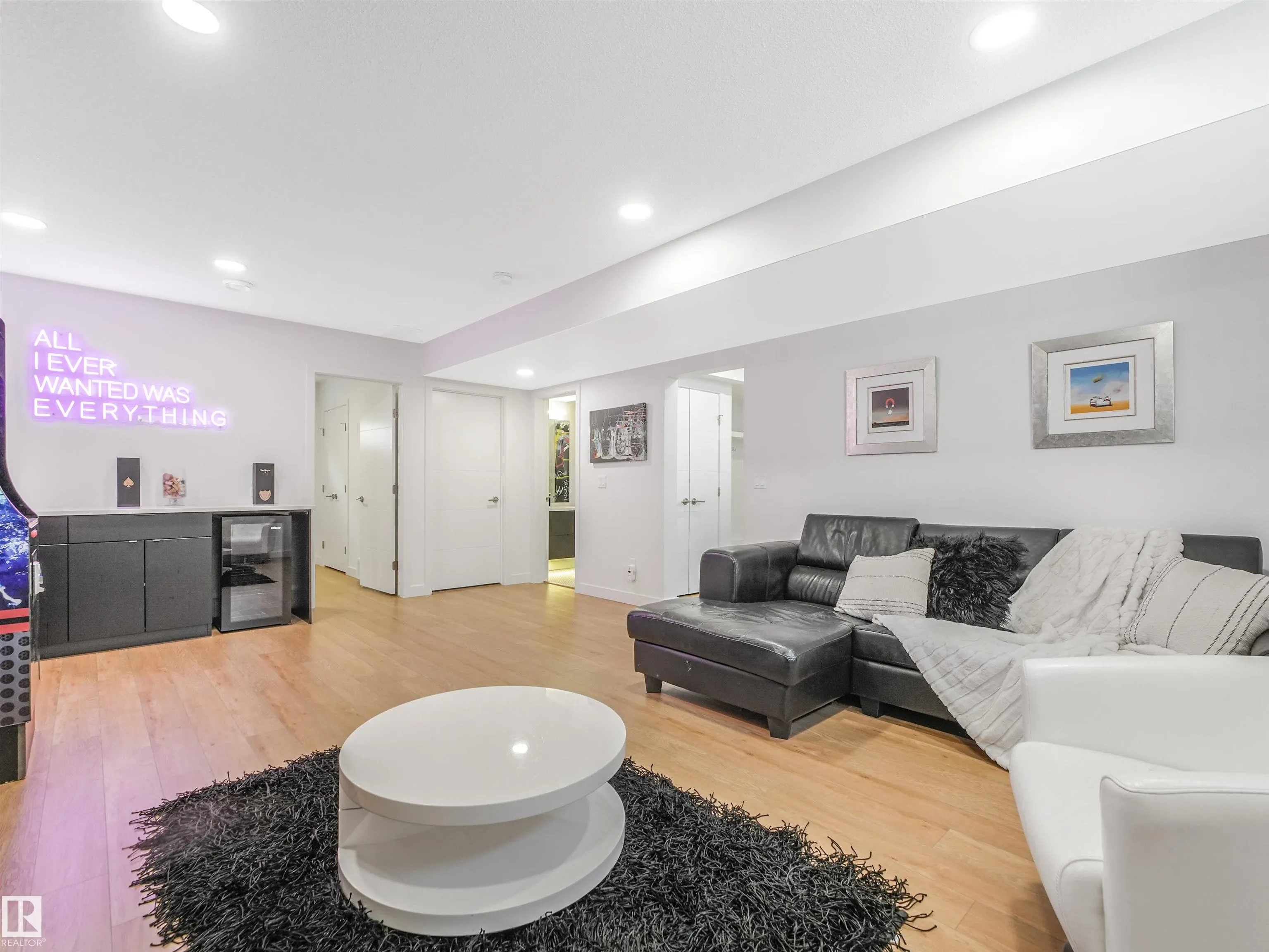 42 LADEROUTE Place