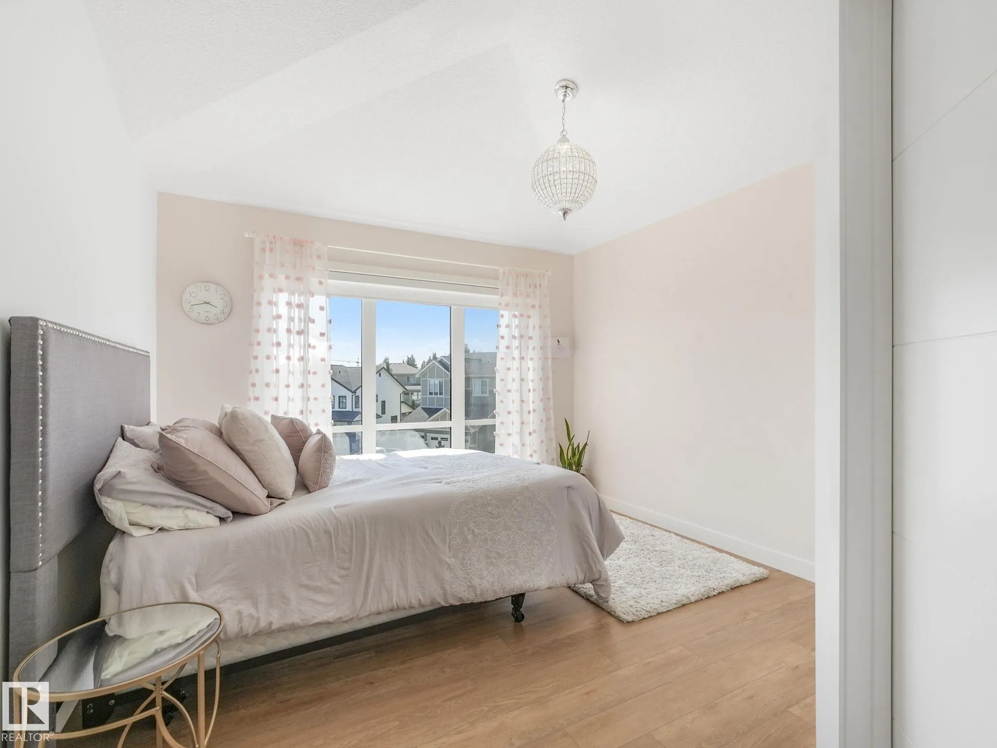 42 LADEROUTE Place