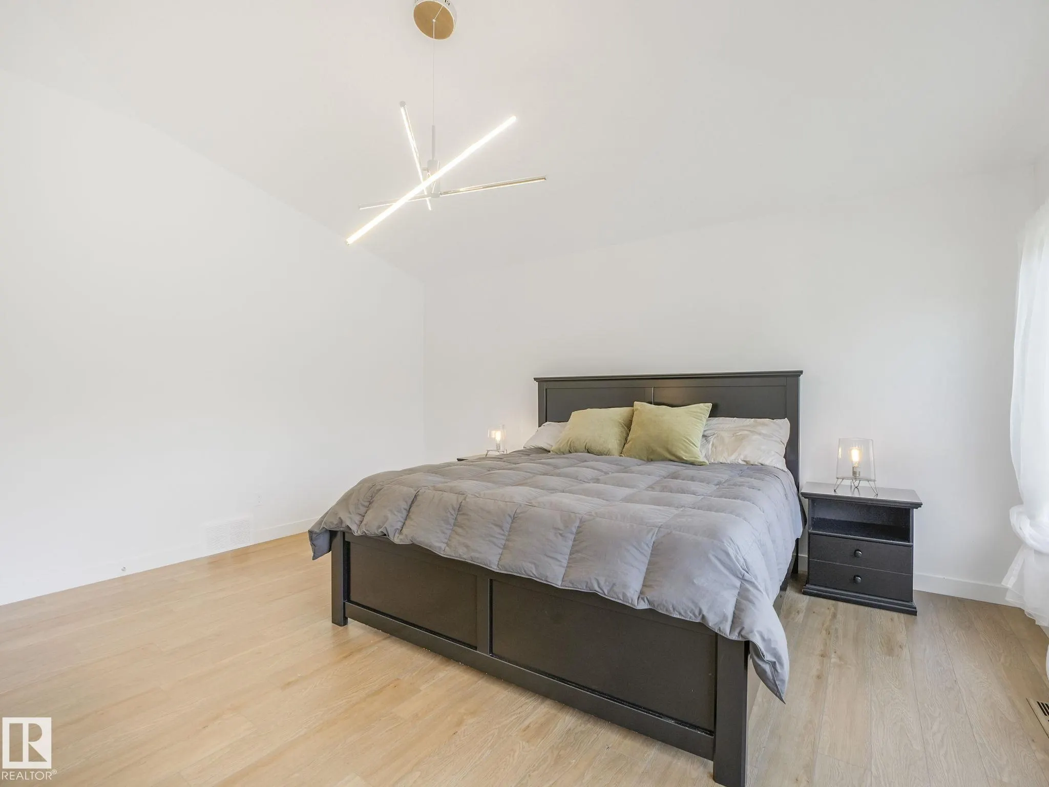 42 LADEROUTE Place