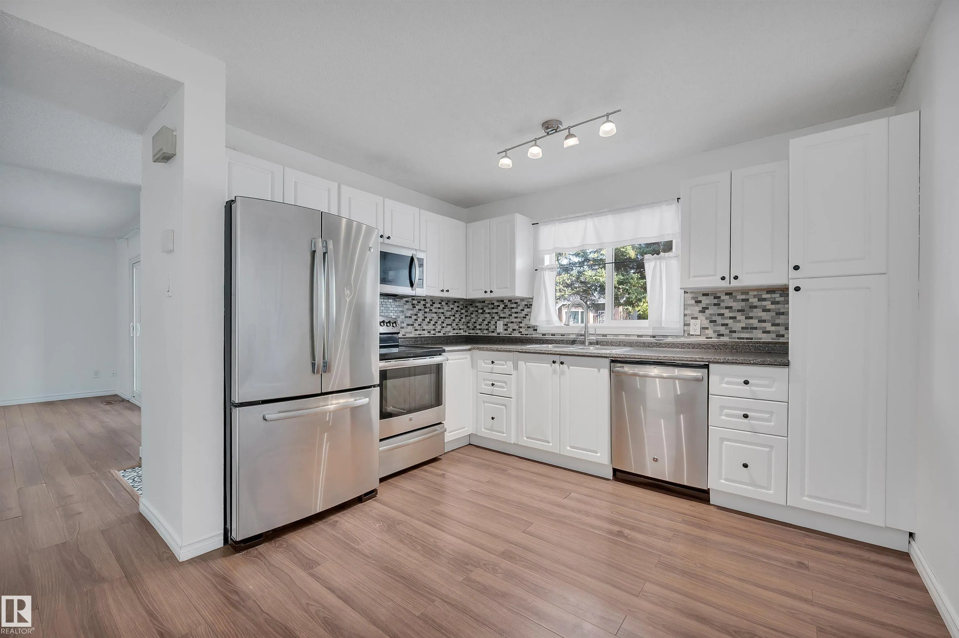 60 WOODVALE Village