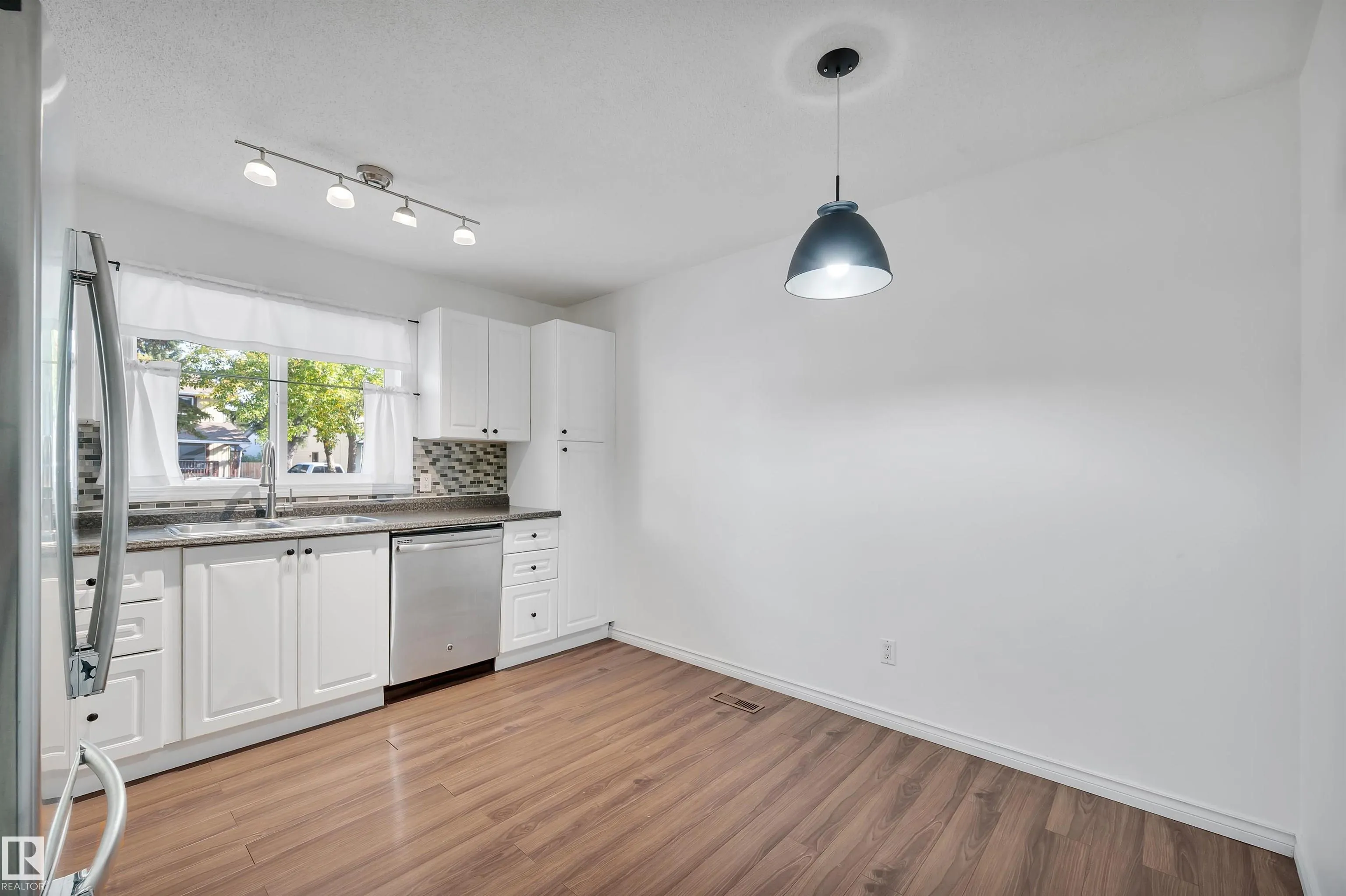 60 WOODVALE Village