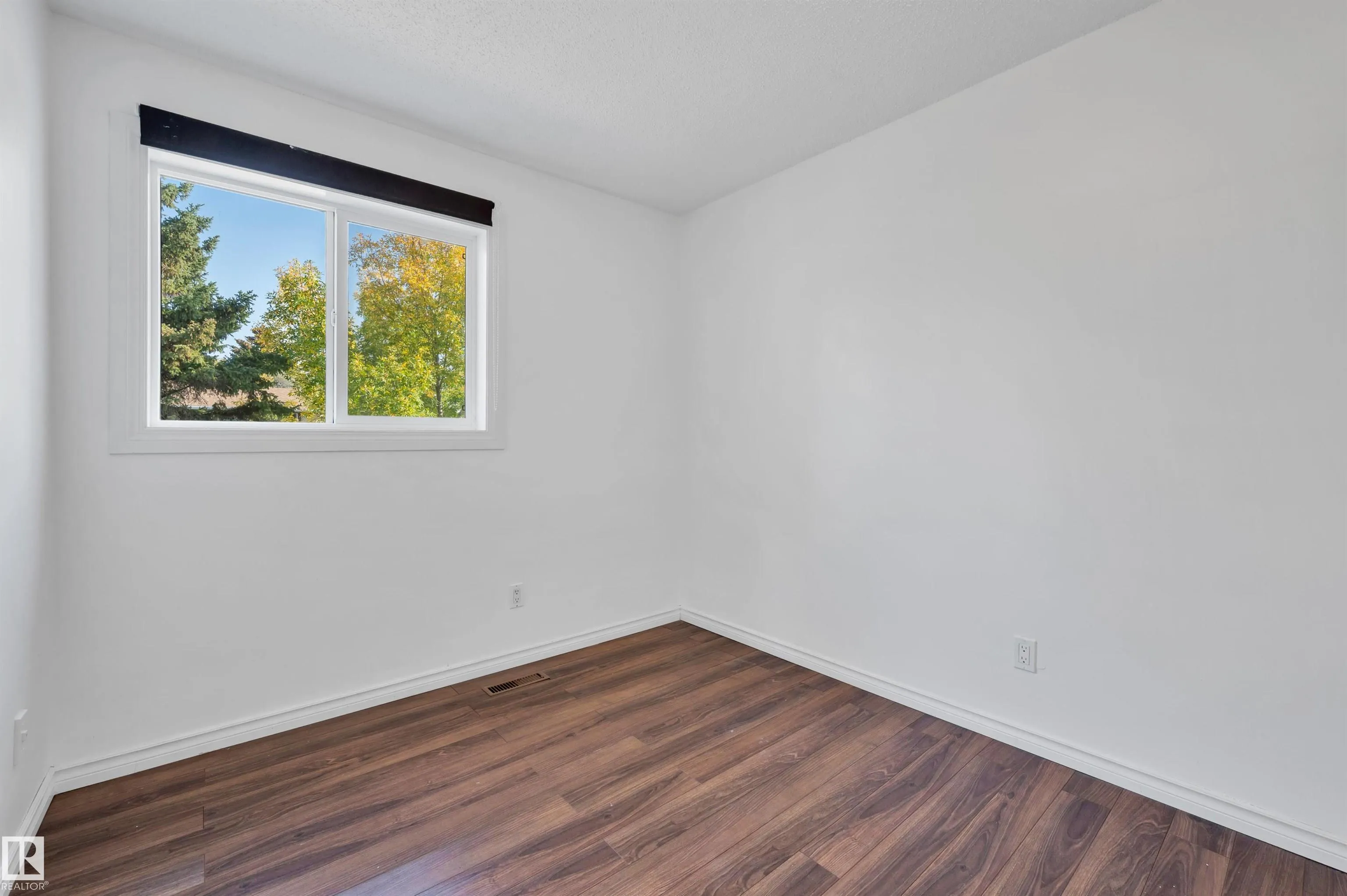 60 WOODVALE Village