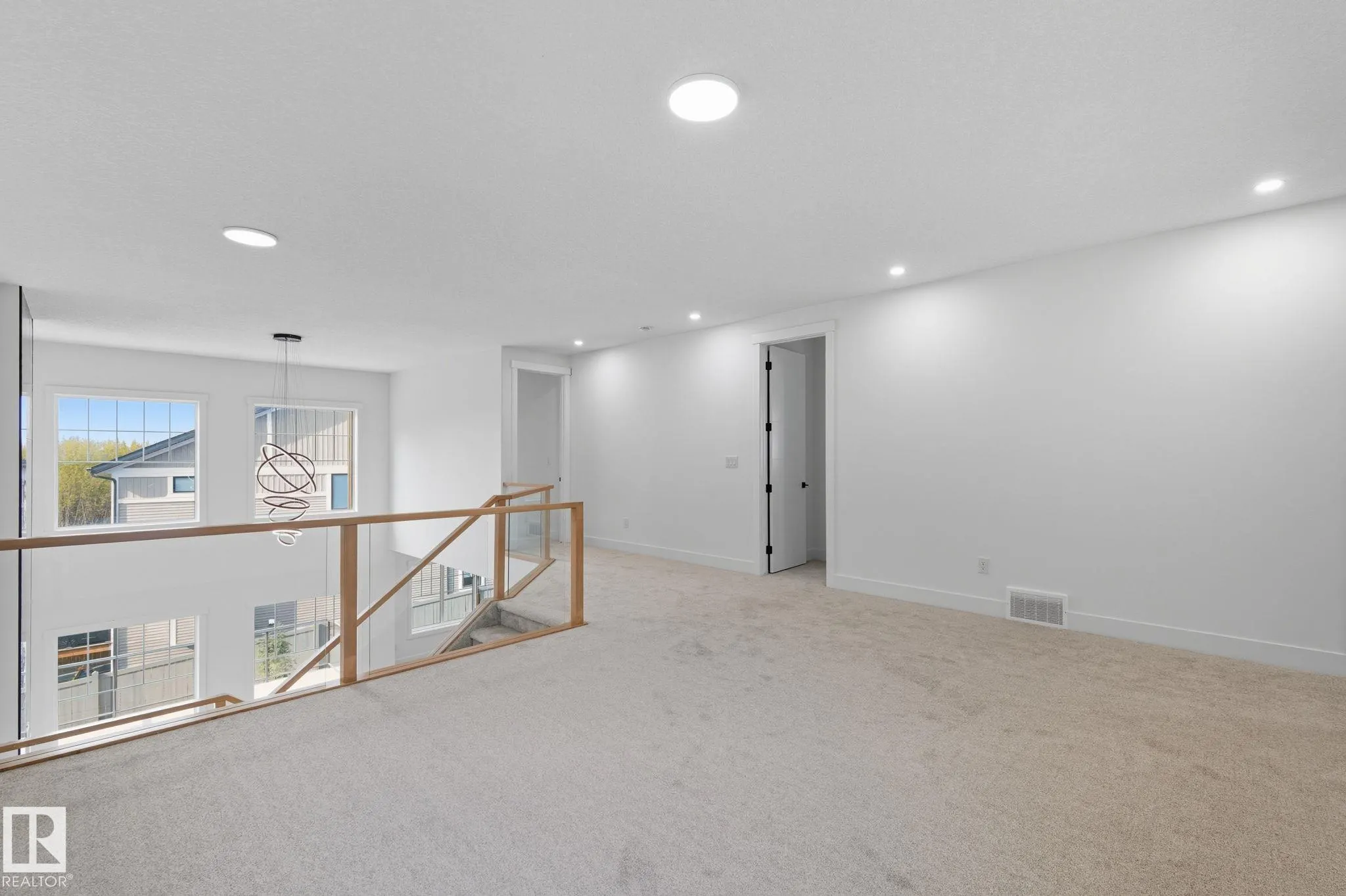1133 GYRFALCON Crescent