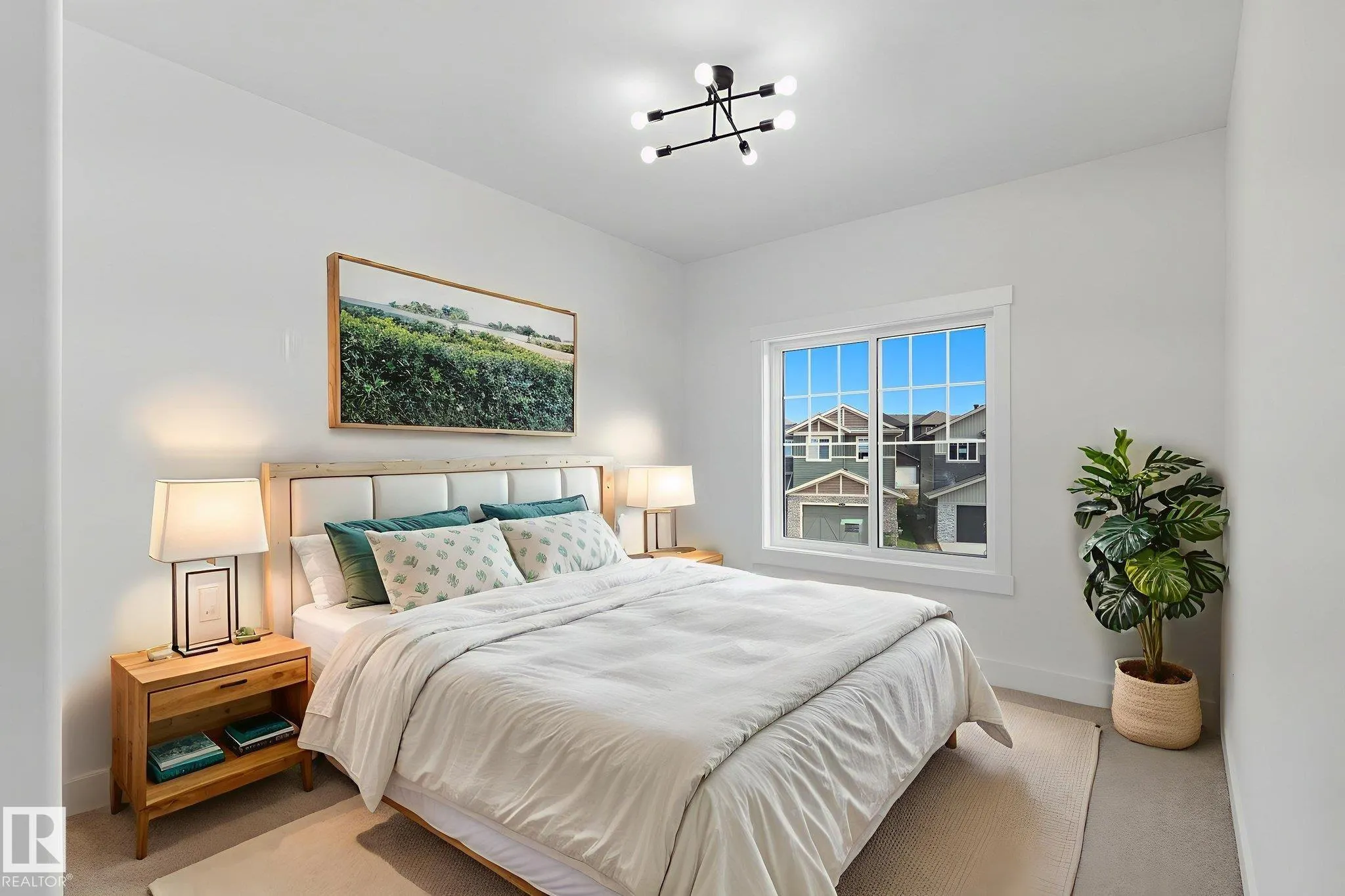 1133 GYRFALCON Crescent