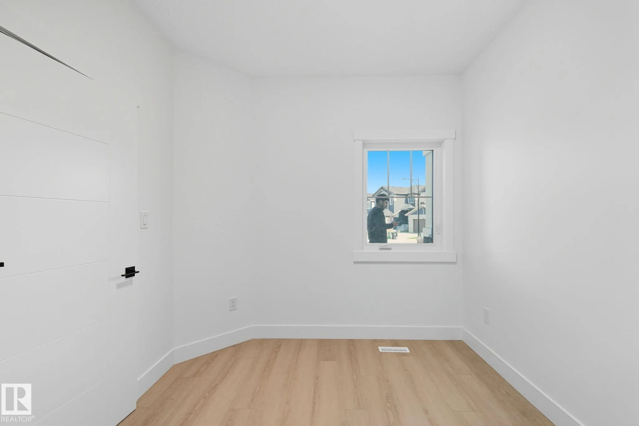 1133 GYRFALCON Crescent