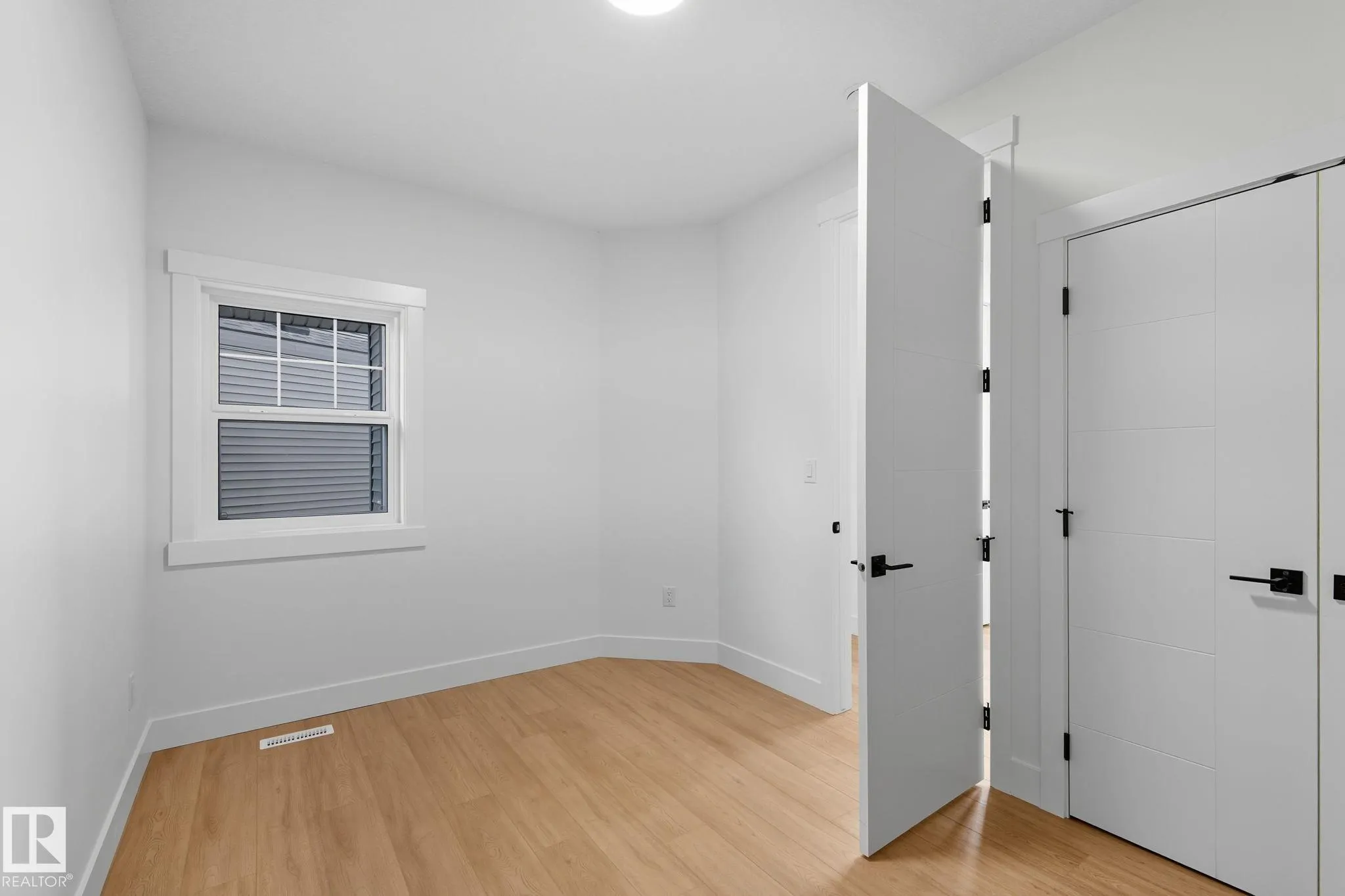 1133 GYRFALCON Crescent