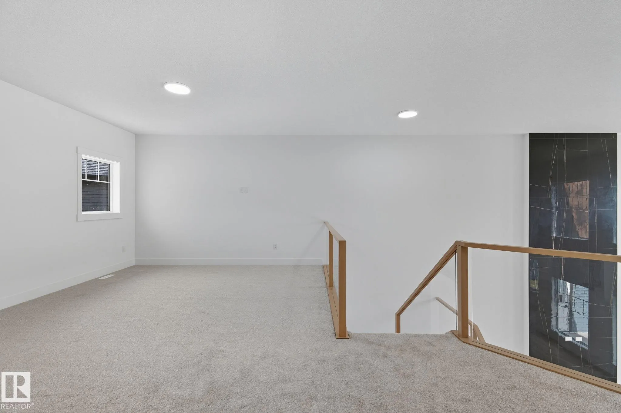 1133 GYRFALCON Crescent