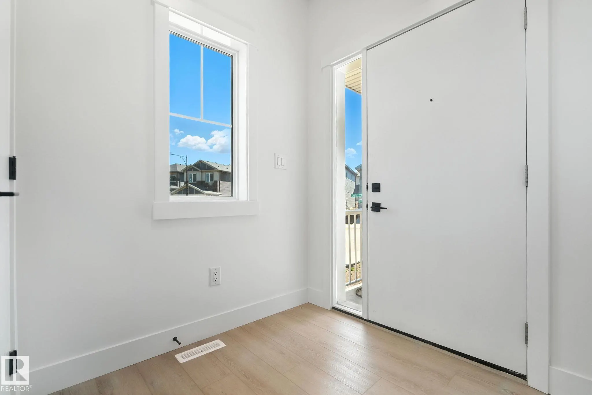 1135 GYRFALCON Crescent