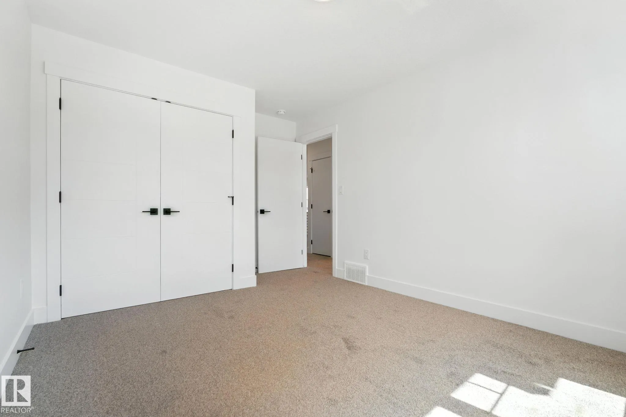 1135 GYRFALCON Crescent