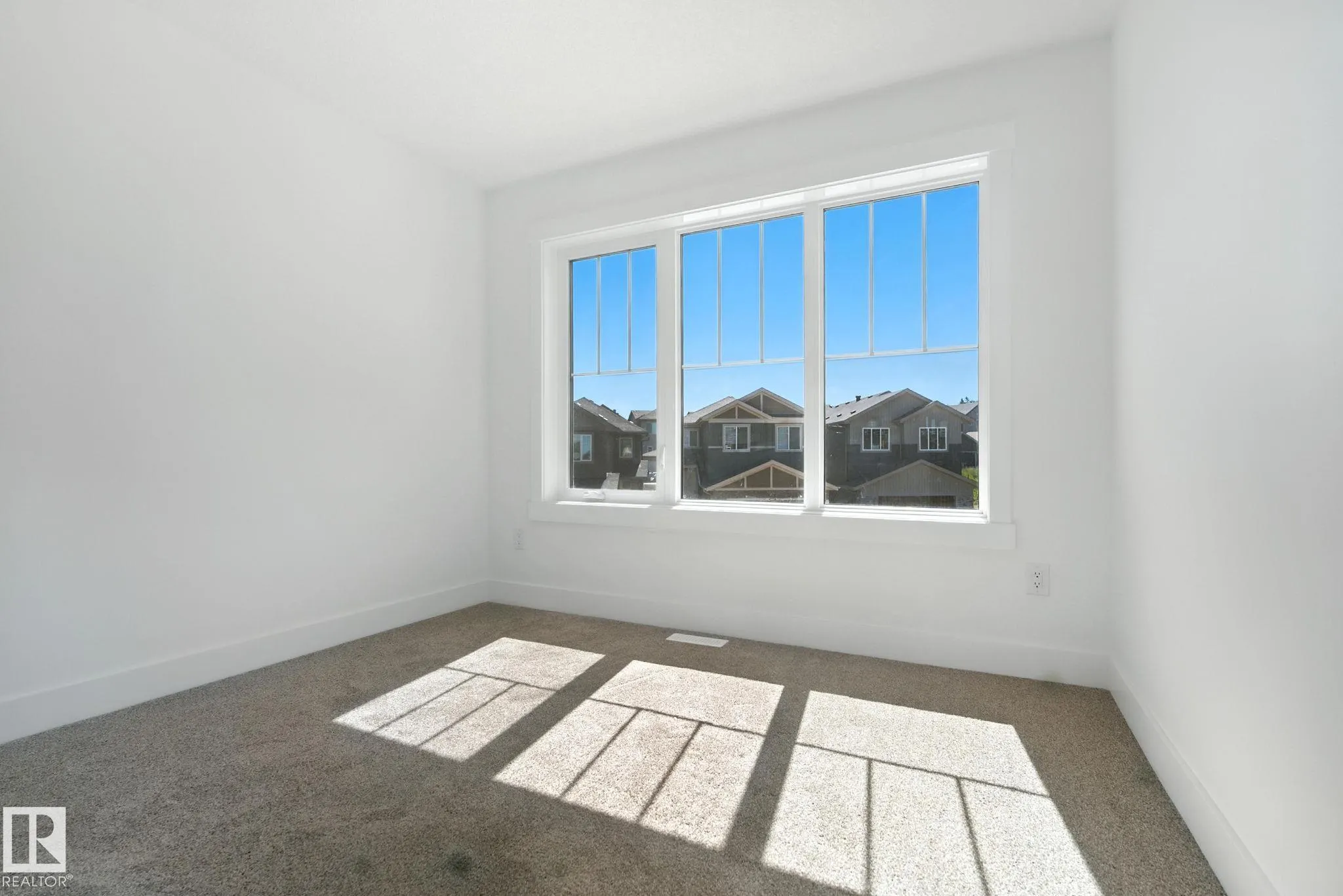 1135 GYRFALCON Crescent