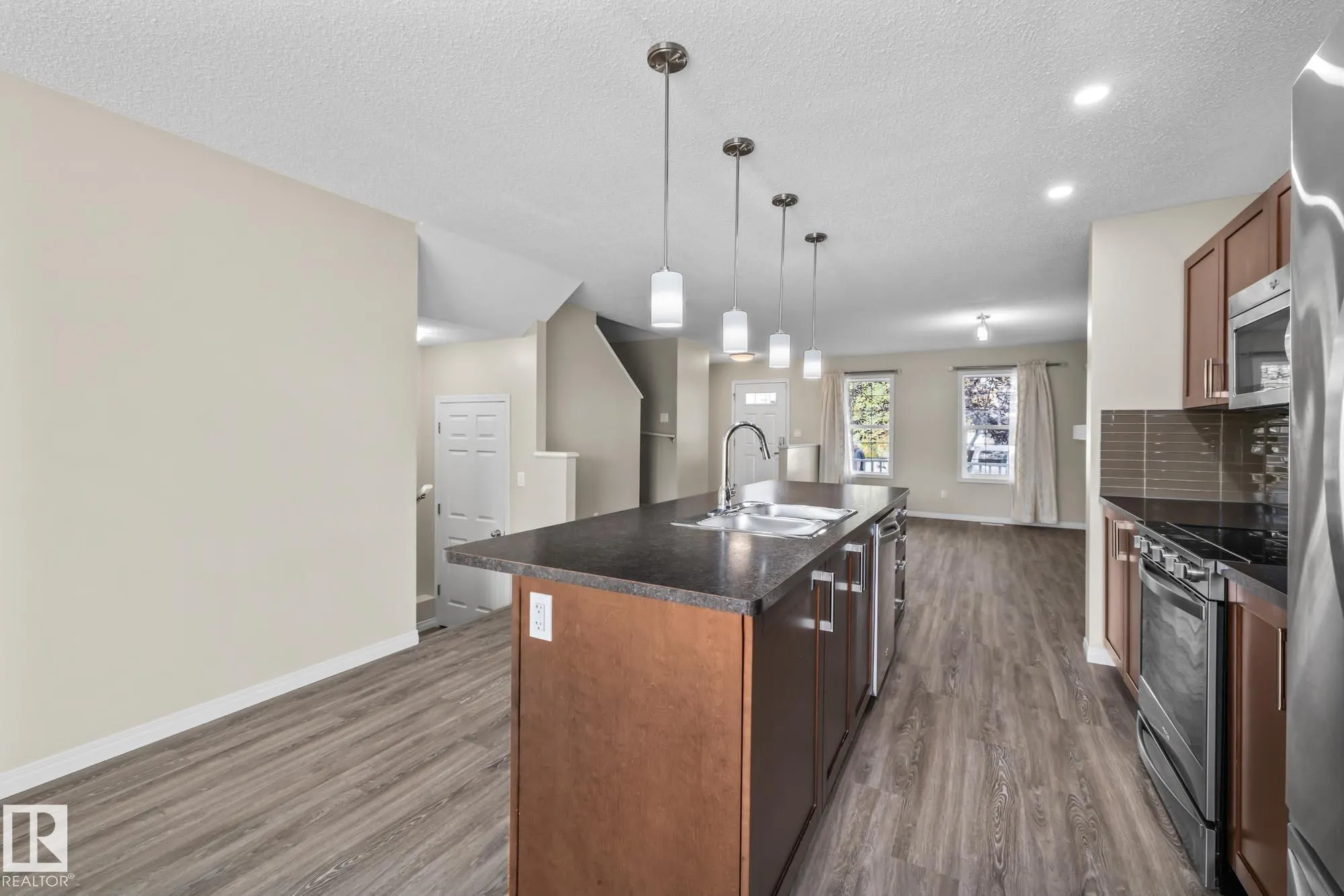 8382 ELLIS Crescent