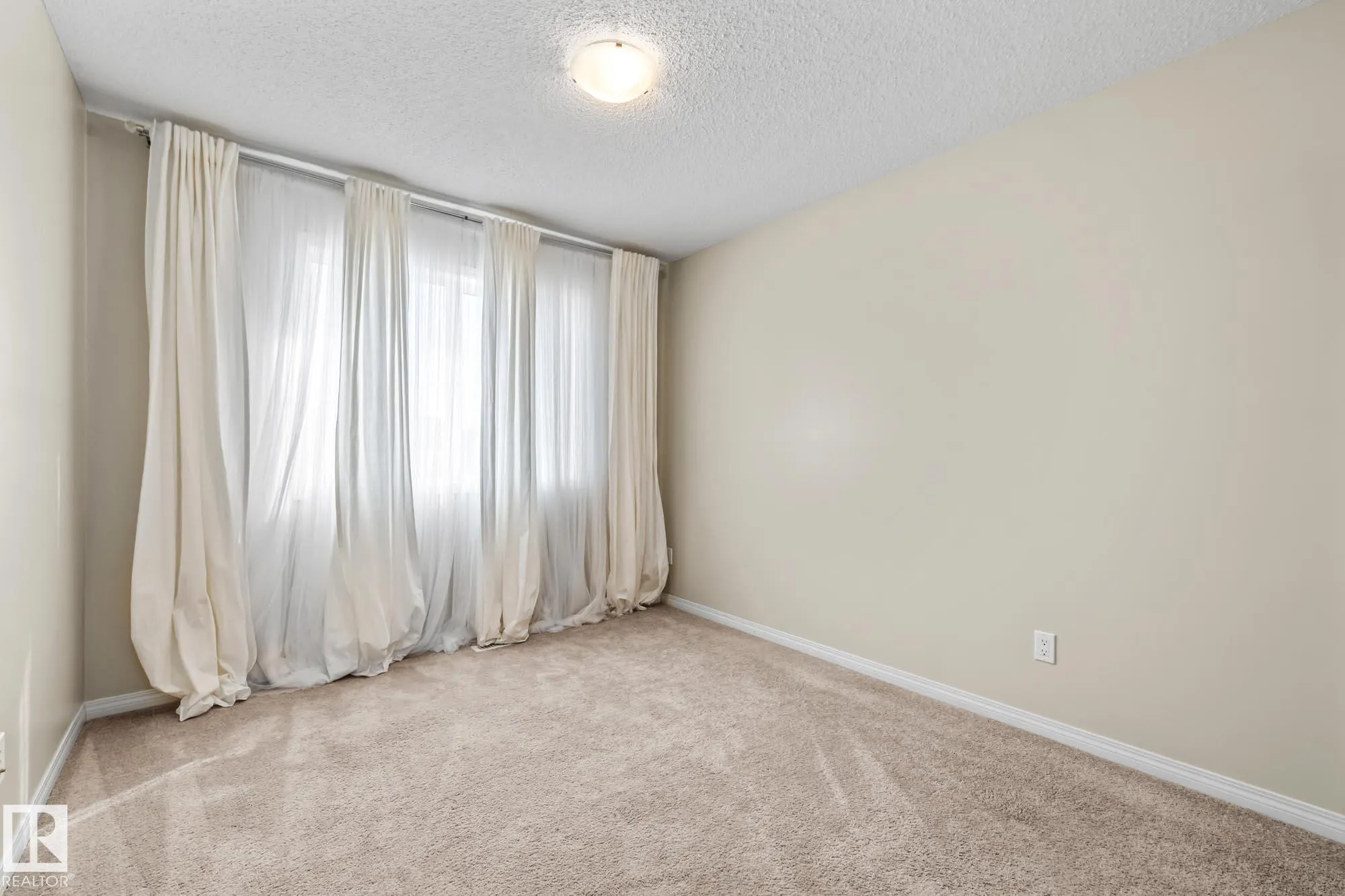8382 ELLIS Crescent