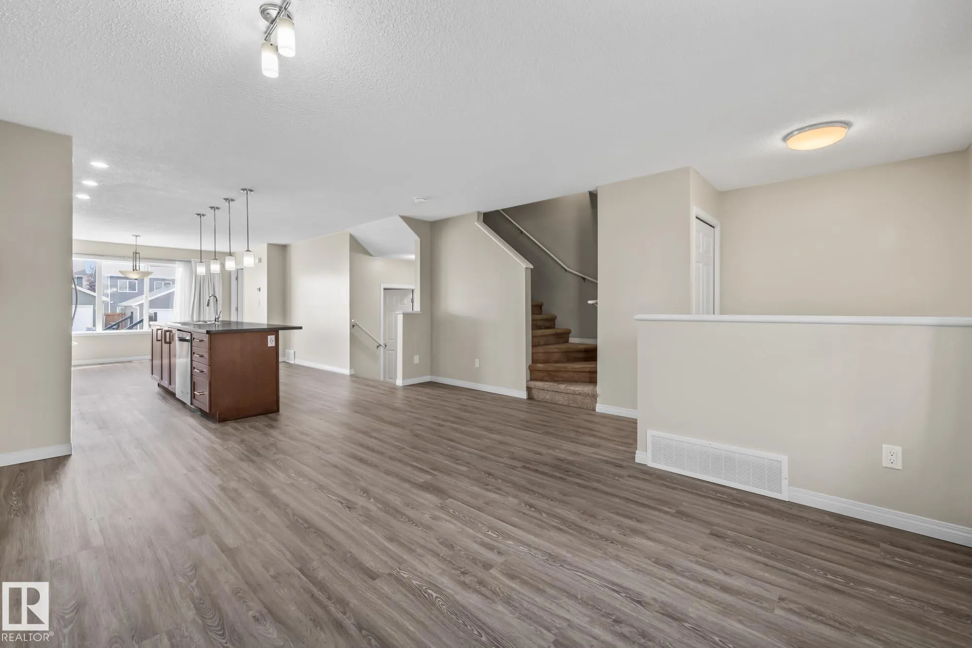 8382 ELLIS Crescent