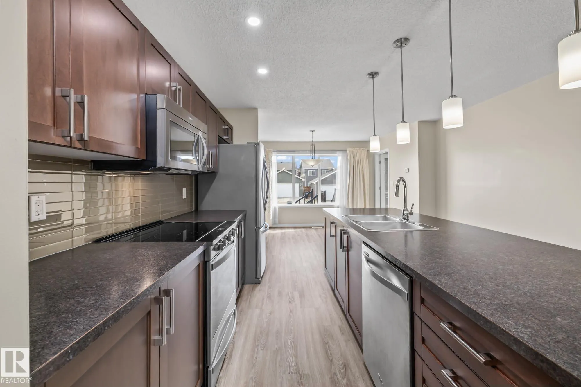 8382 ELLIS Crescent