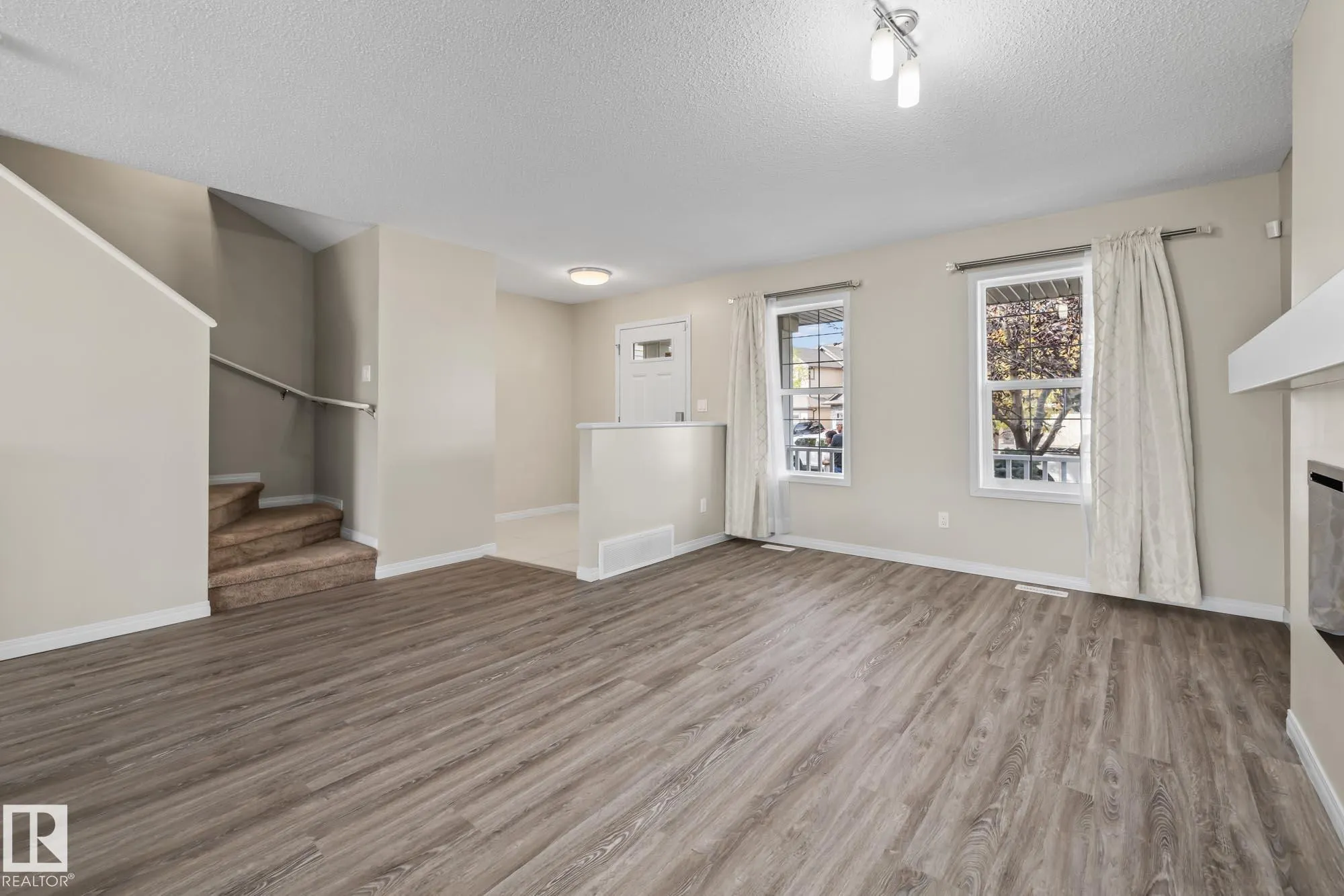 8382 ELLIS Crescent
