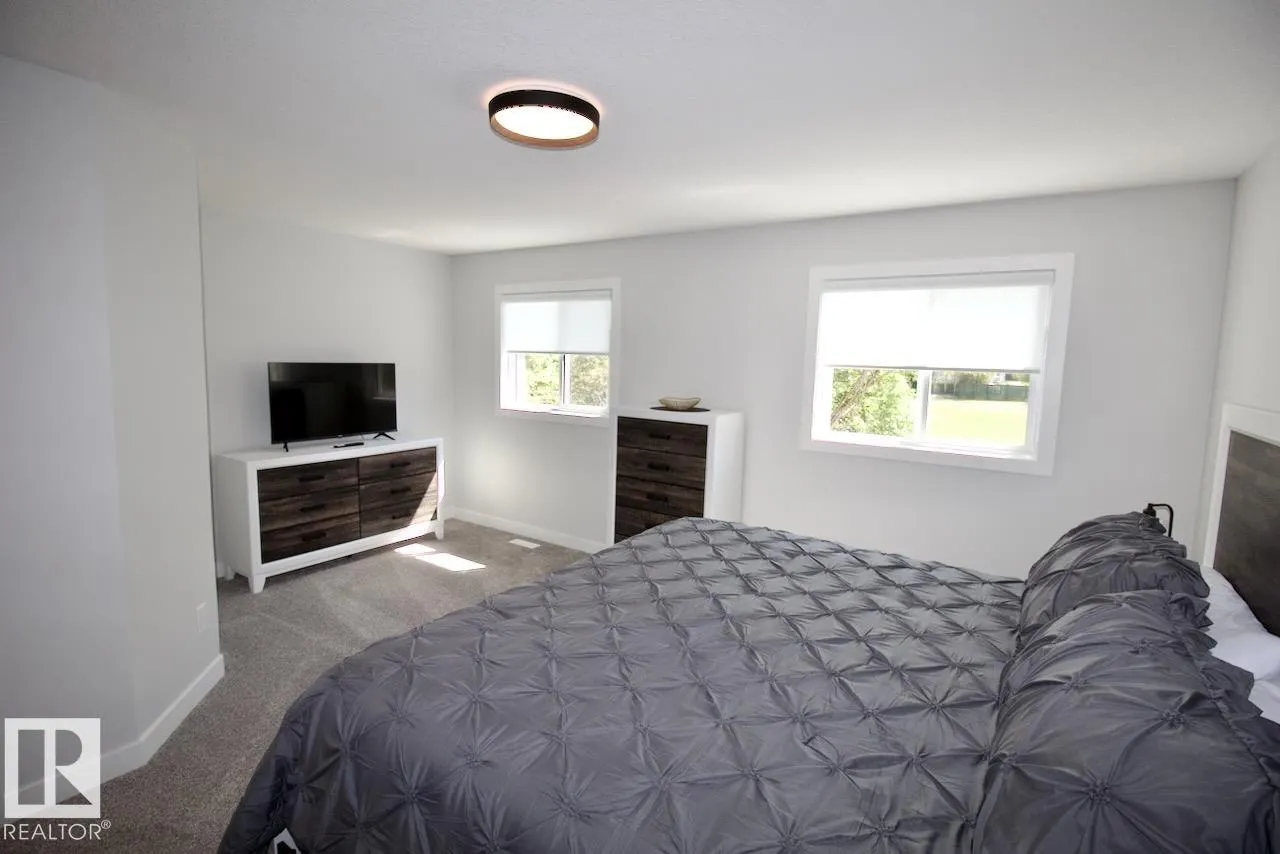 15 WOODSMERE Close