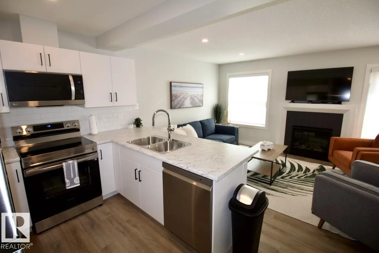 15 WOODSMERE Close