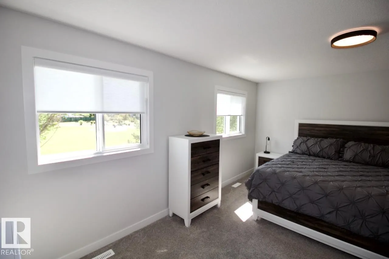 15 WOODSMERE Close