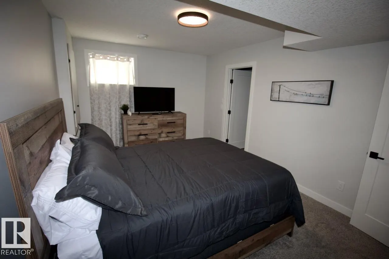 15 WOODSMERE Close