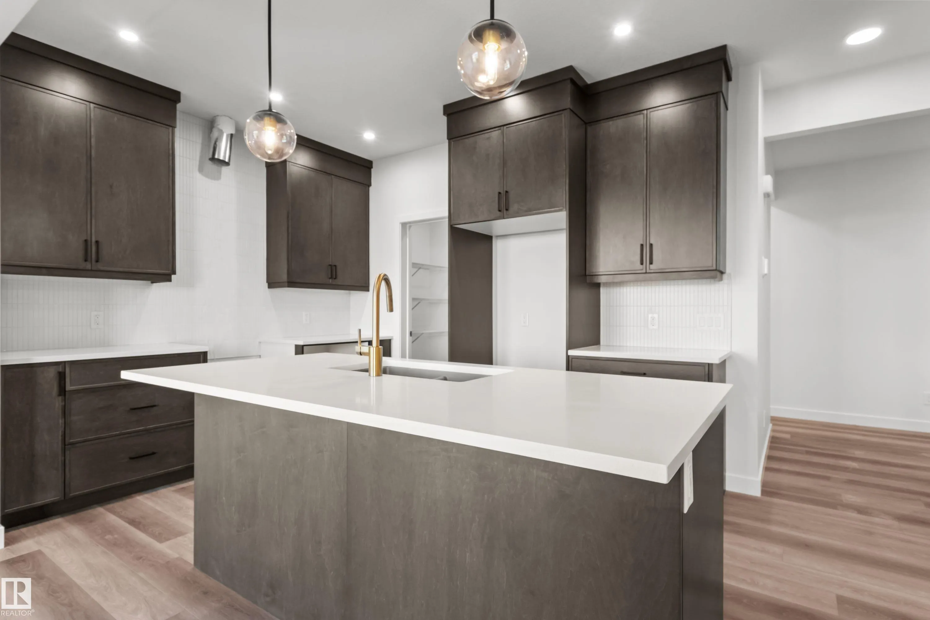 2124 MUCKLEPLUM Crescent