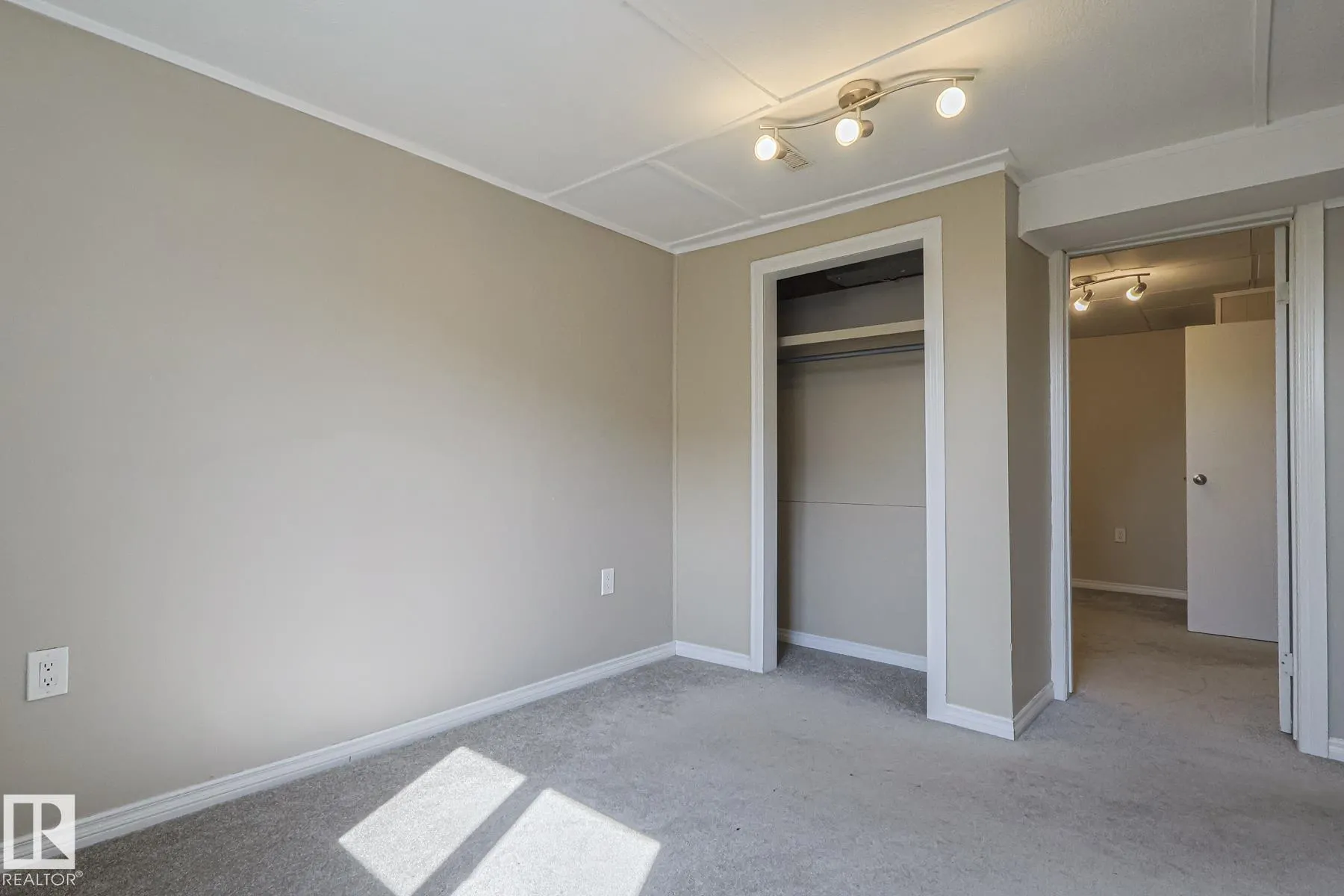 128 CAMELOT Avenue