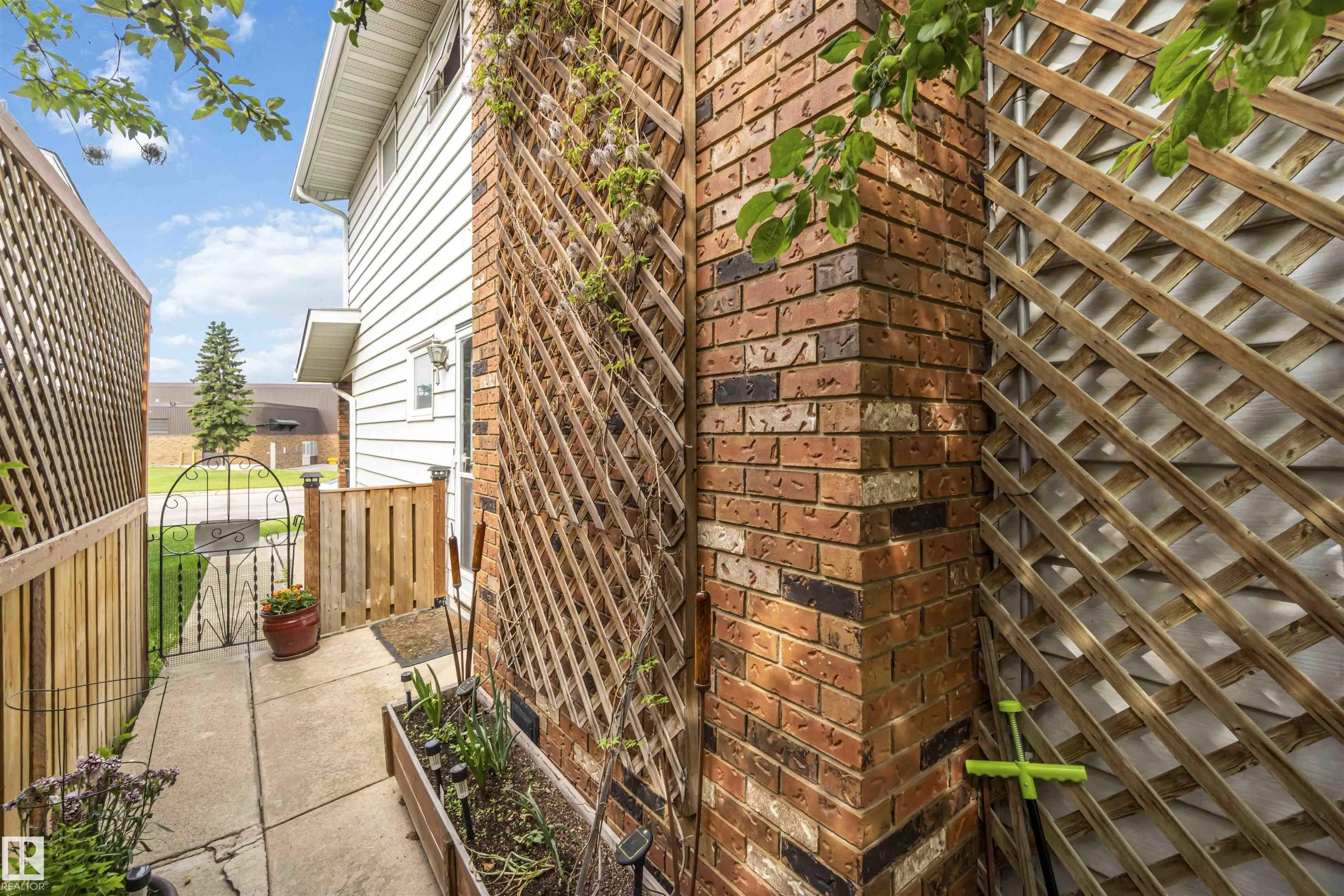 1412 KNOTTWOOD Road