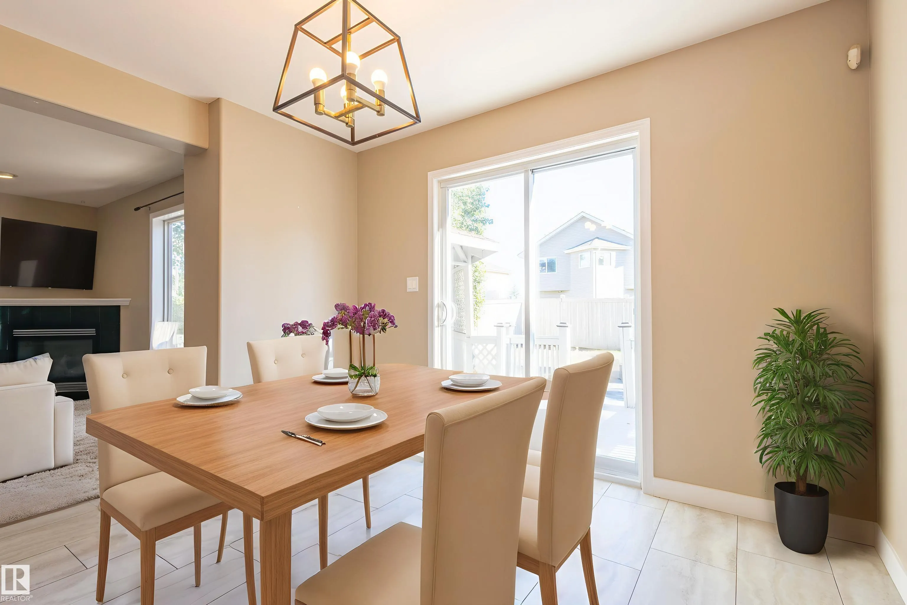 638 LEGER Way