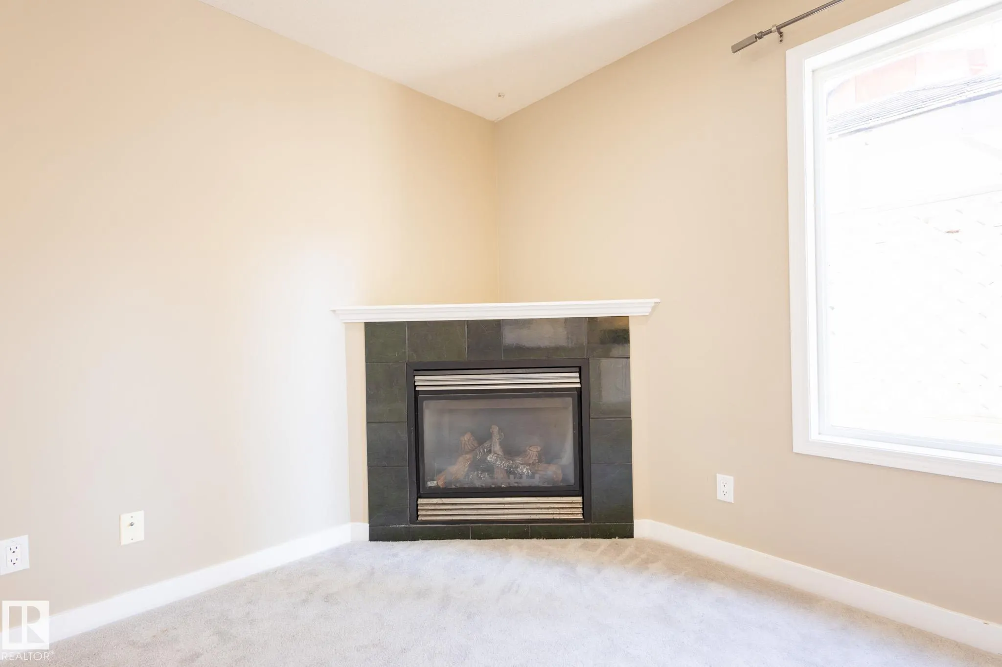 638 LEGER Way