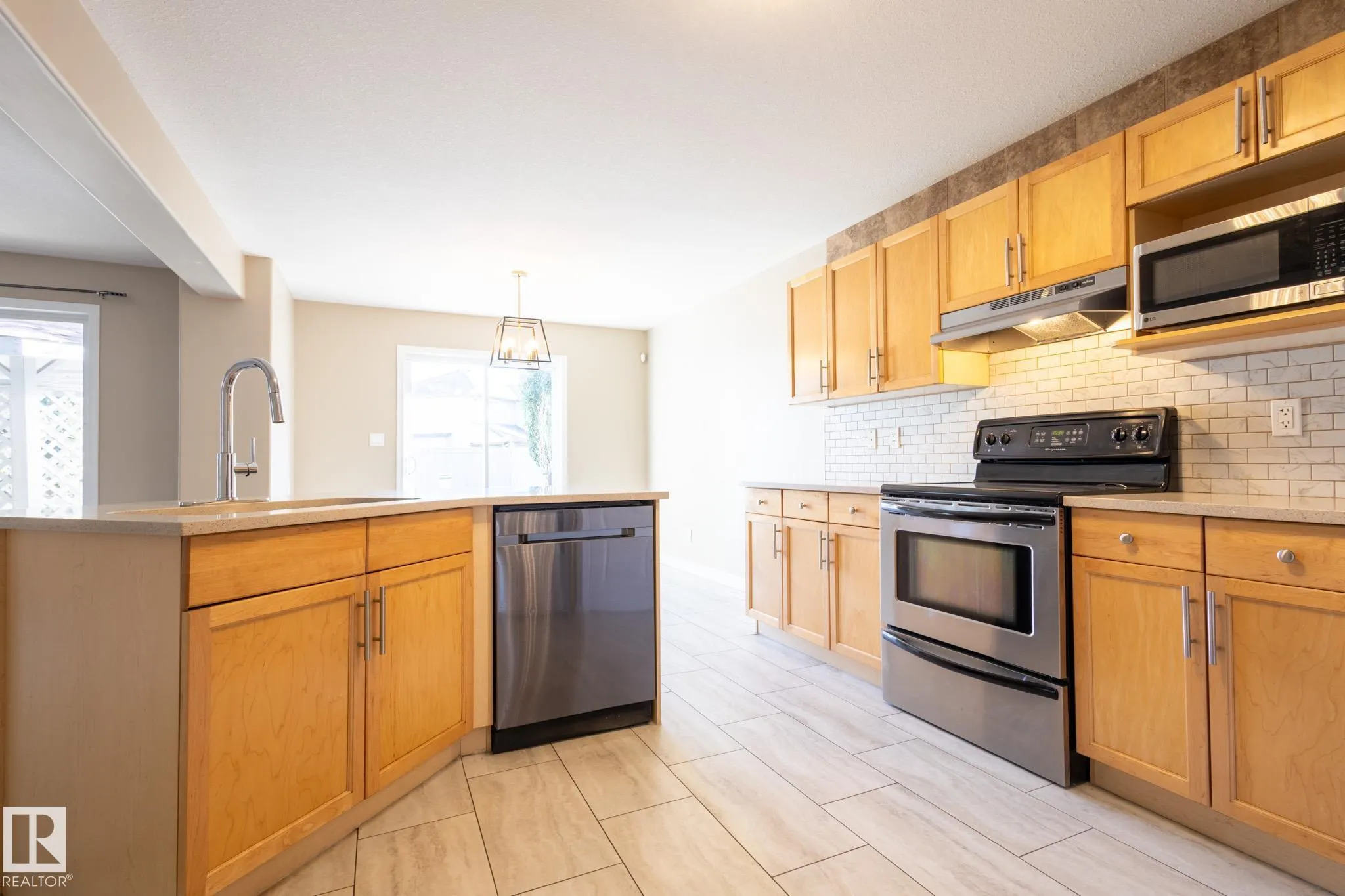 638 LEGER Way
