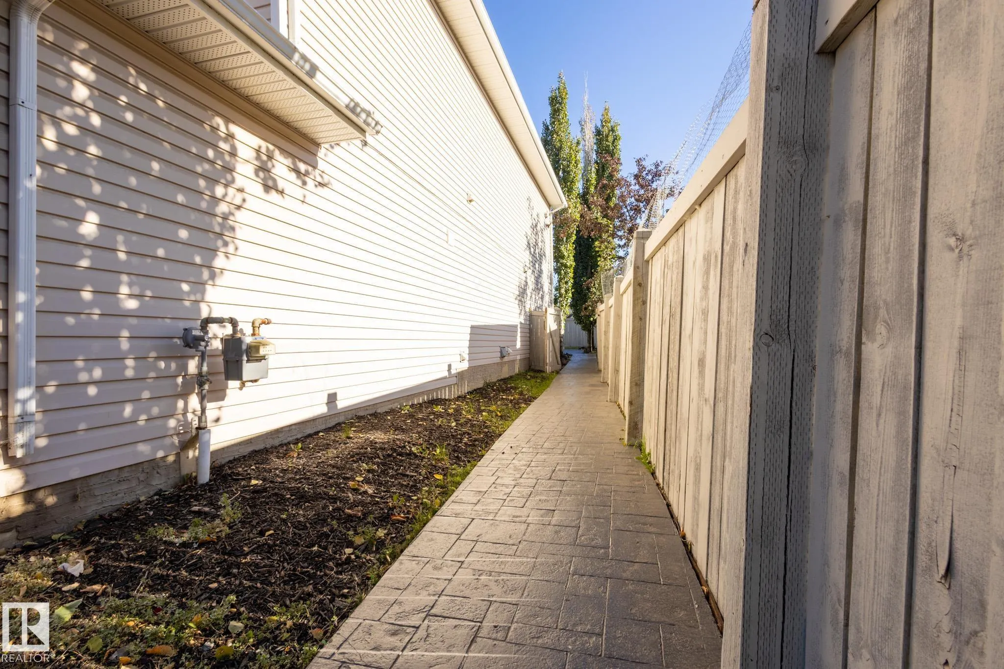 638 LEGER Way