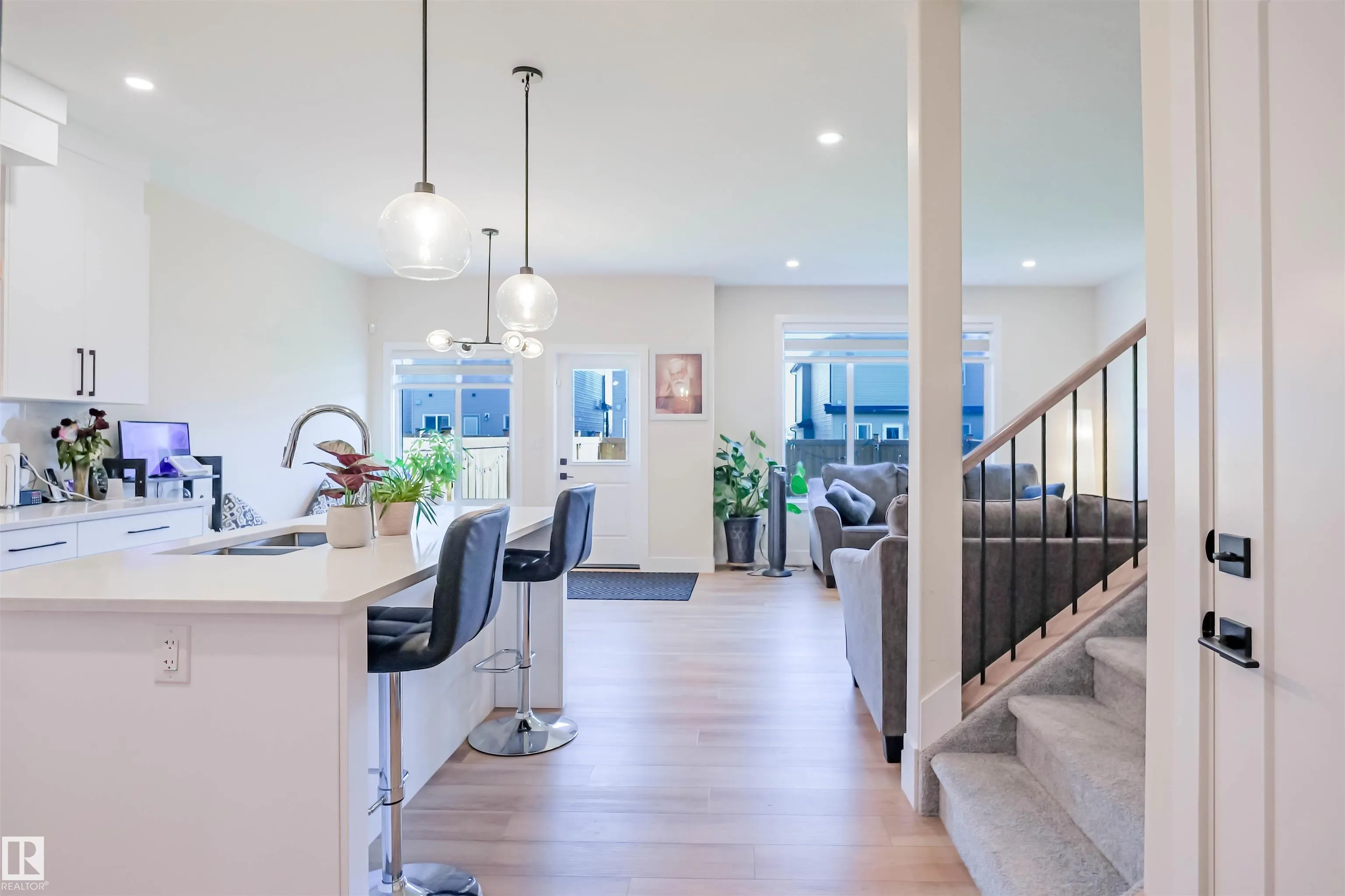 520 Bluff LN