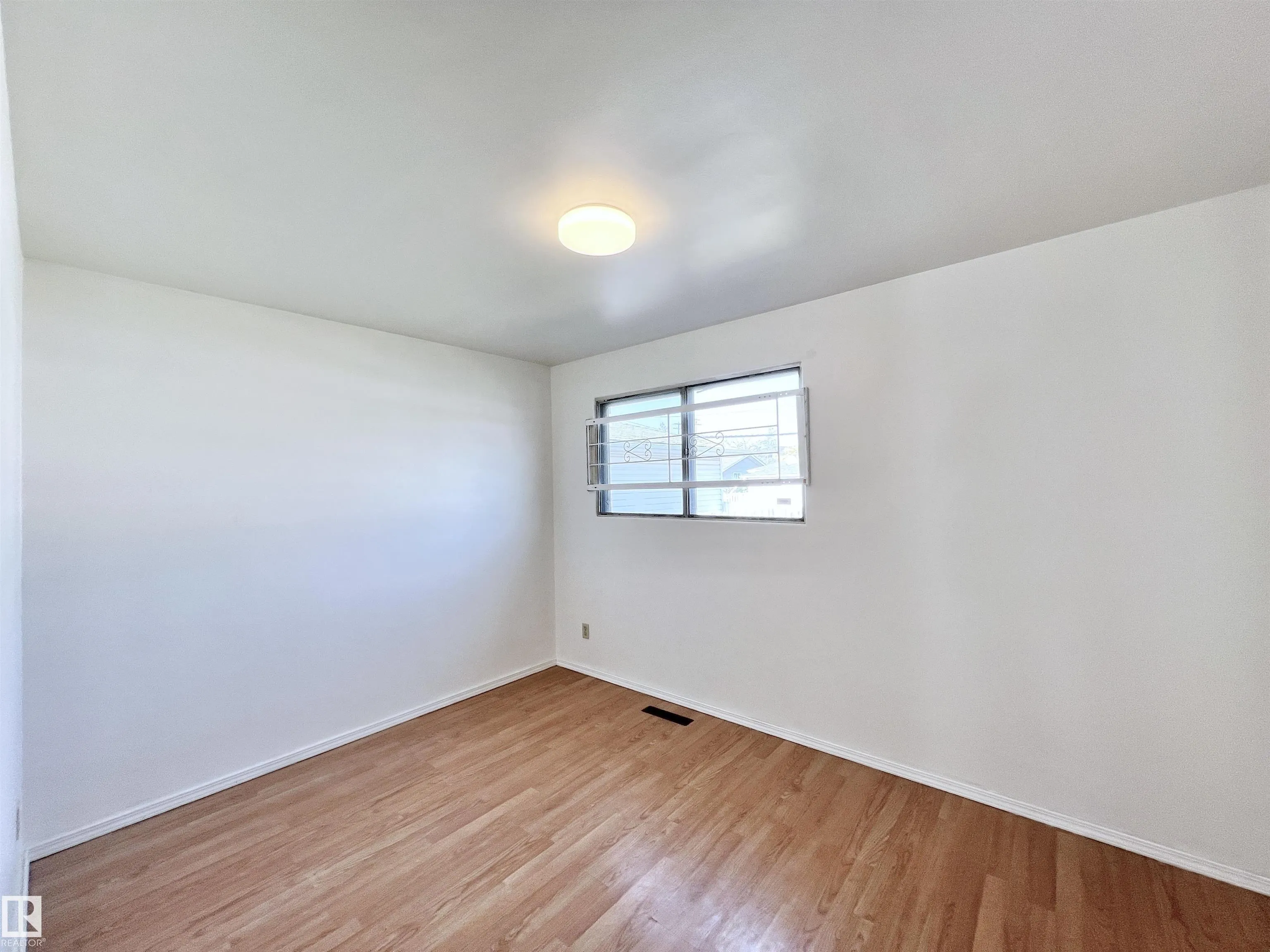 10212 136 Avenue