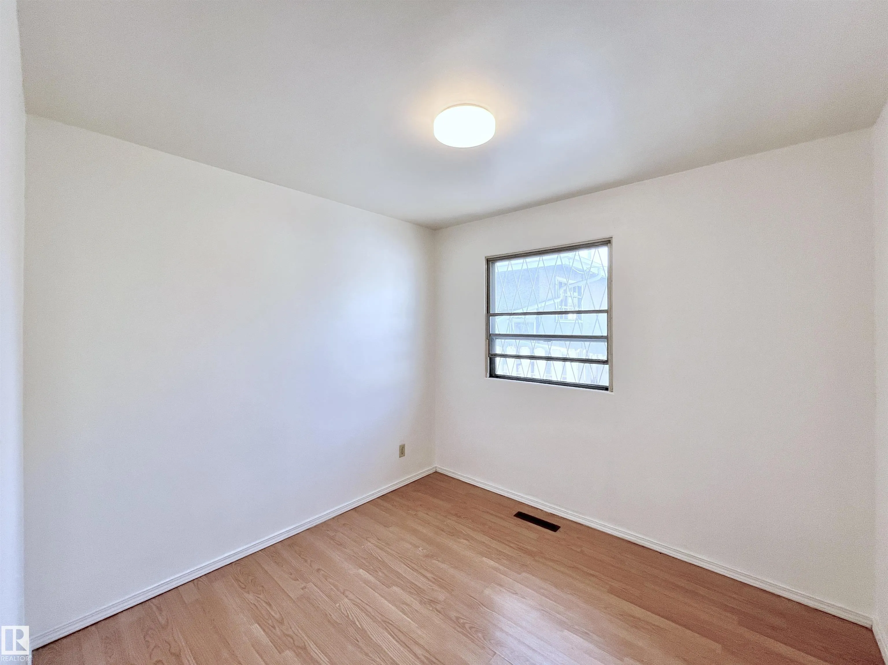 10212 136 Avenue