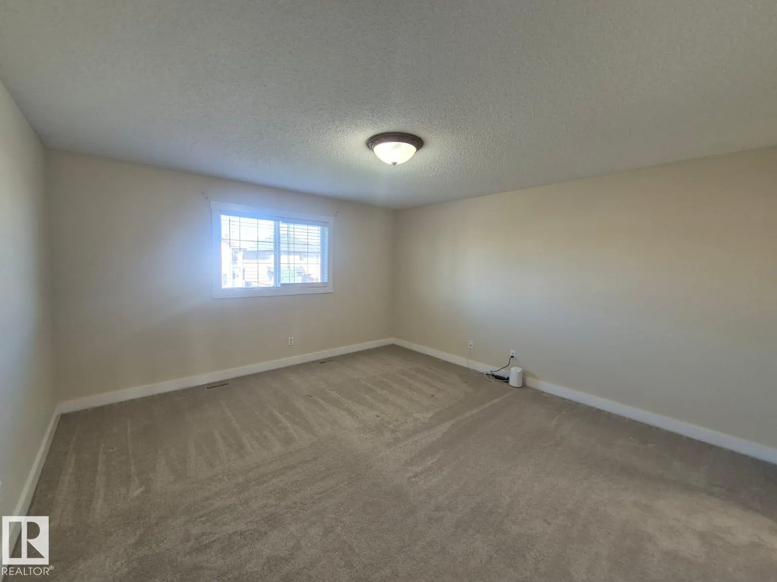 8361 shaske Crescent